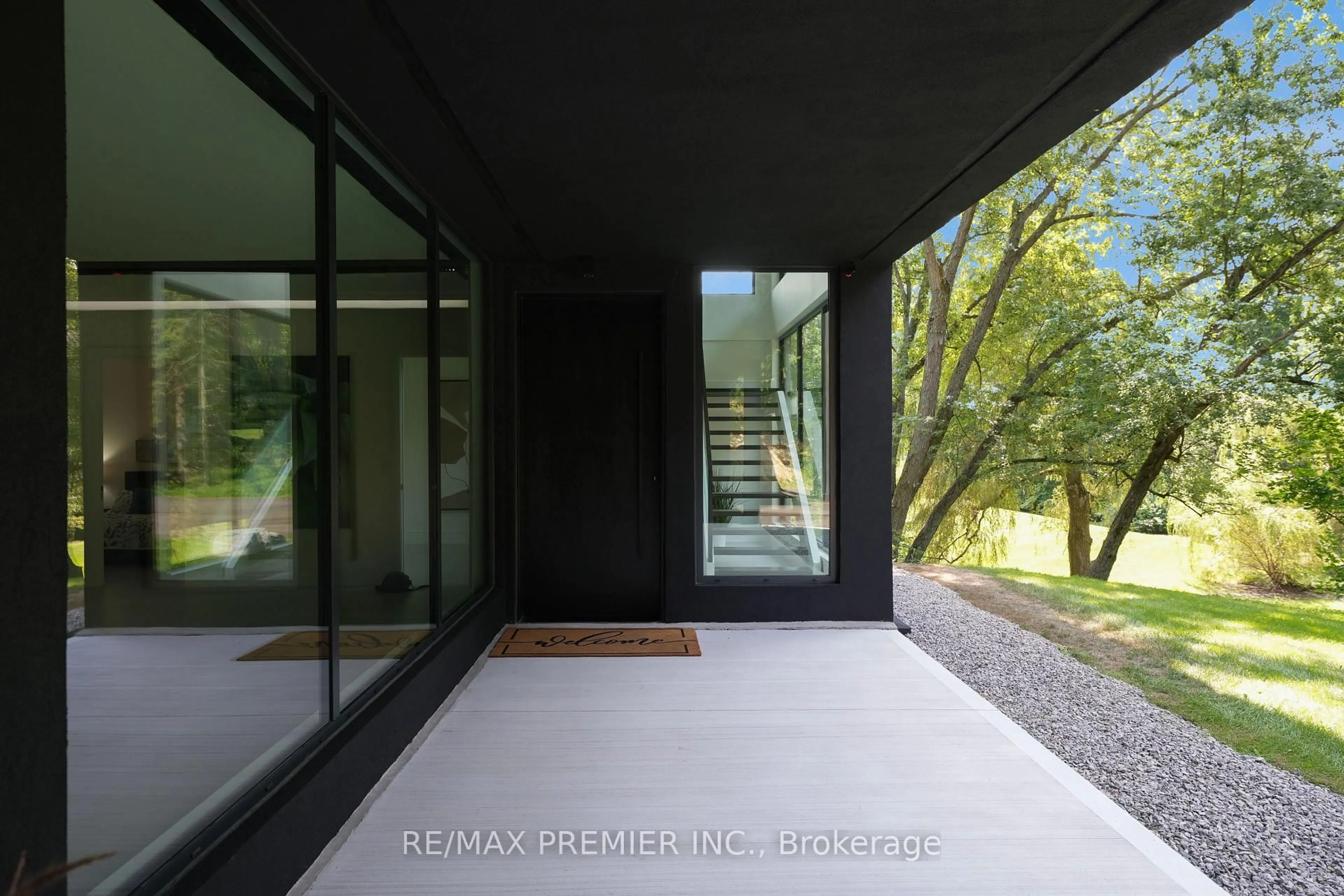 Indoor foyer for 350 Kingscross Dr, King Ontario L7B 1J9