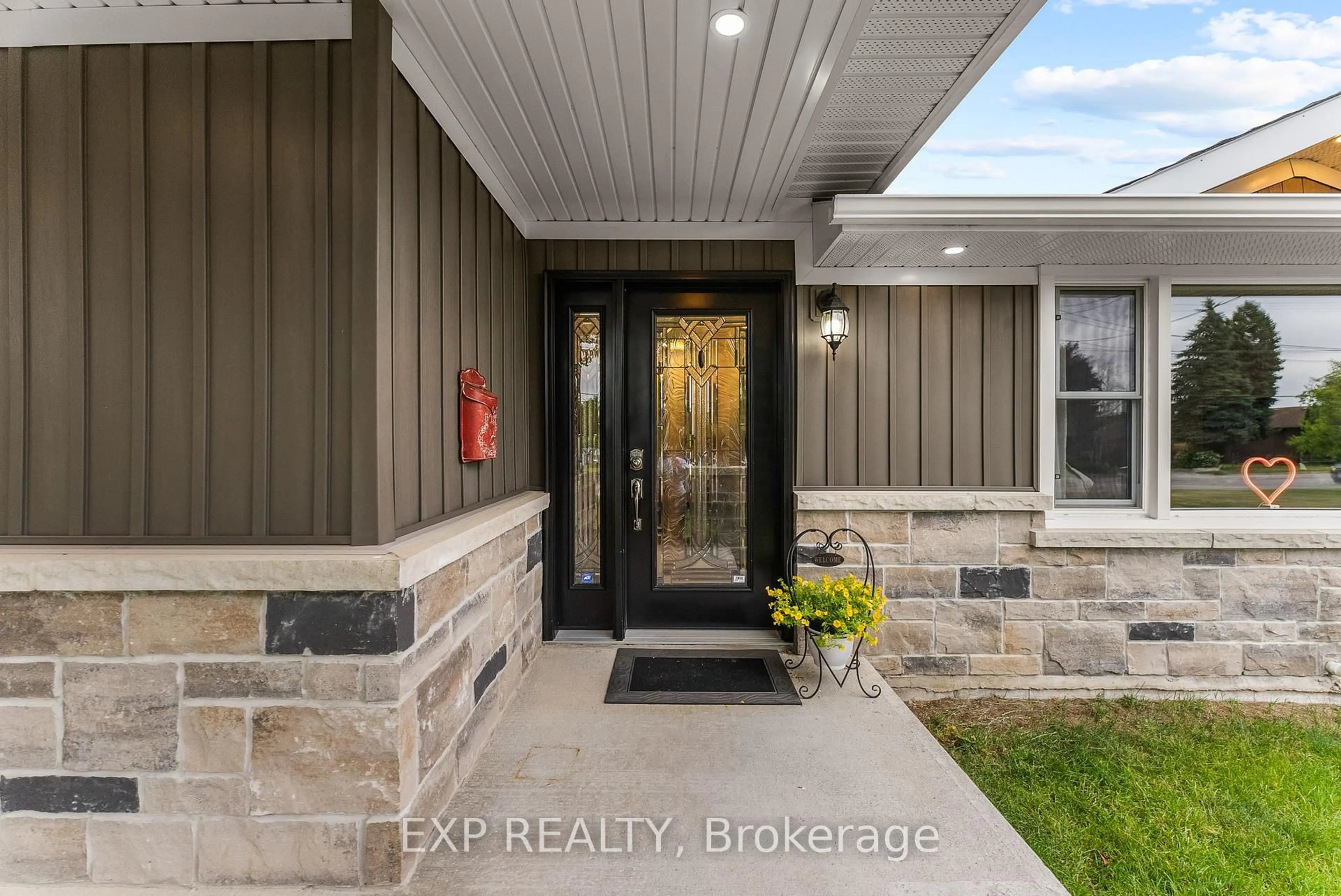 Indoor entryway for 111 A Church St, Georgina Ontario L4P 1J4