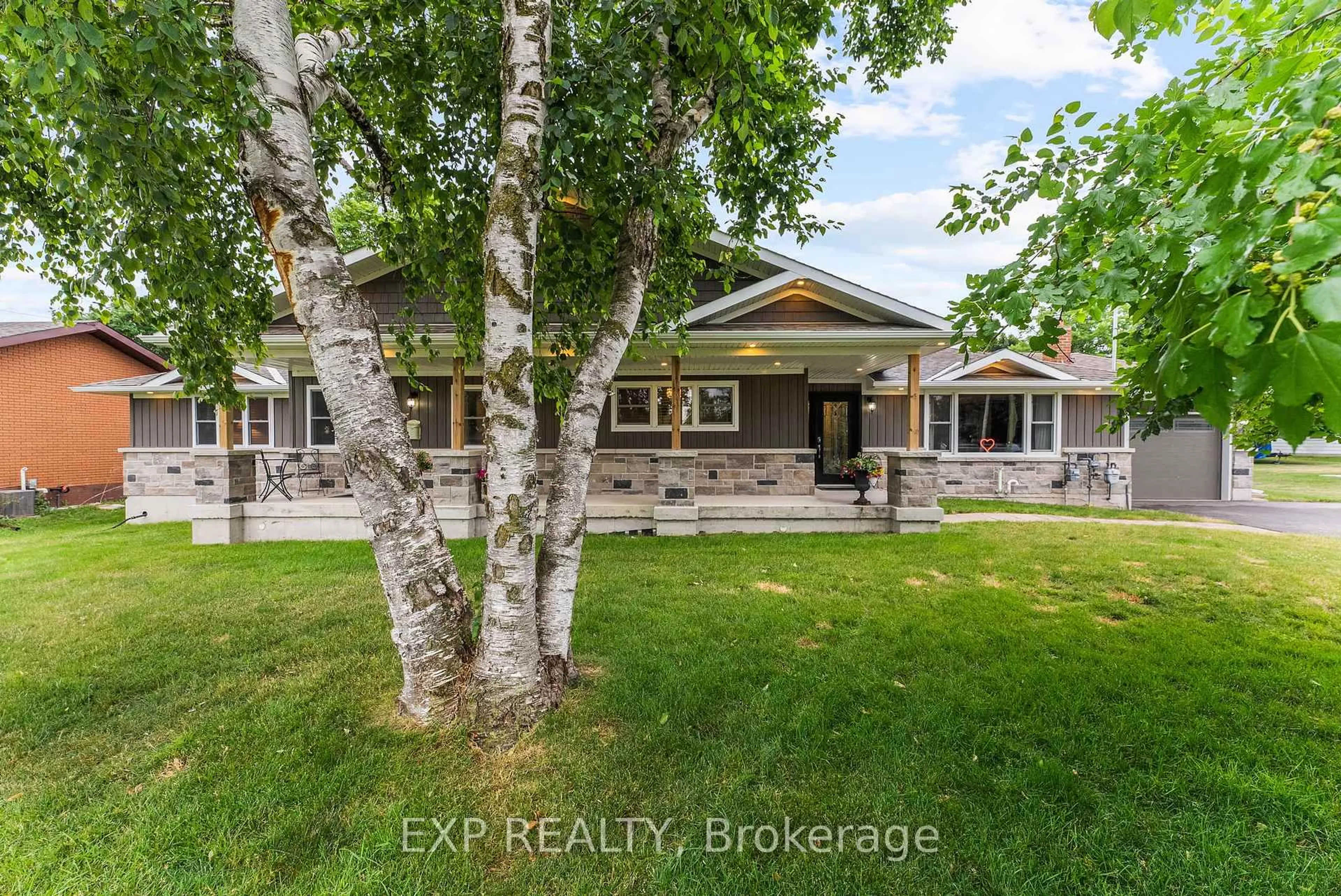 A pic from outside/outdoor area/front of a property/back of a property/a pic from drone, unknown for 111 Church St, Georgina Ontario L4P 1J4