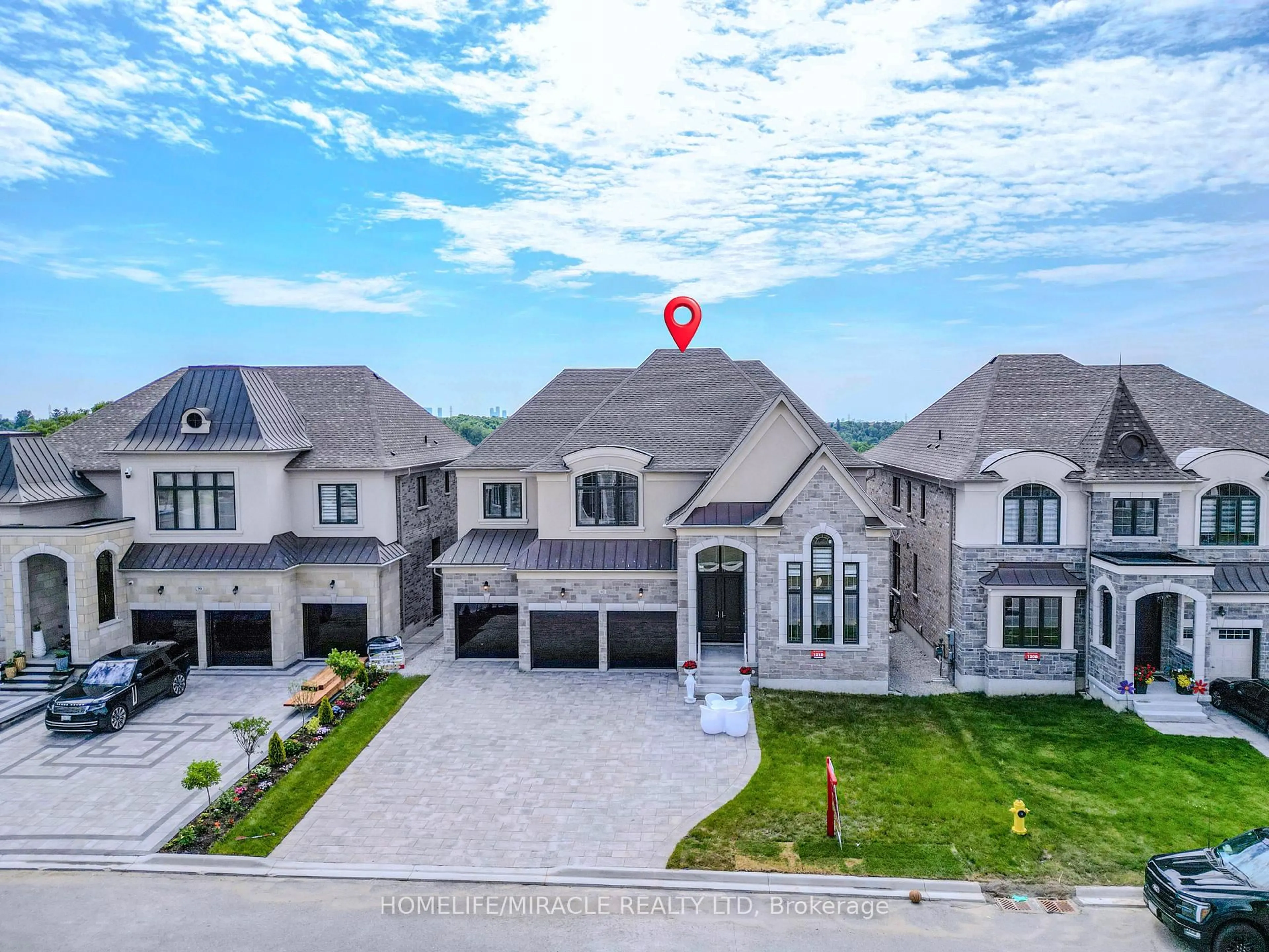 A pic from outside/outdoor area/front of a property/back of a property/a pic from drone, street for 92 Appleyard Ave, Vaughan Ontario L4H 4N3