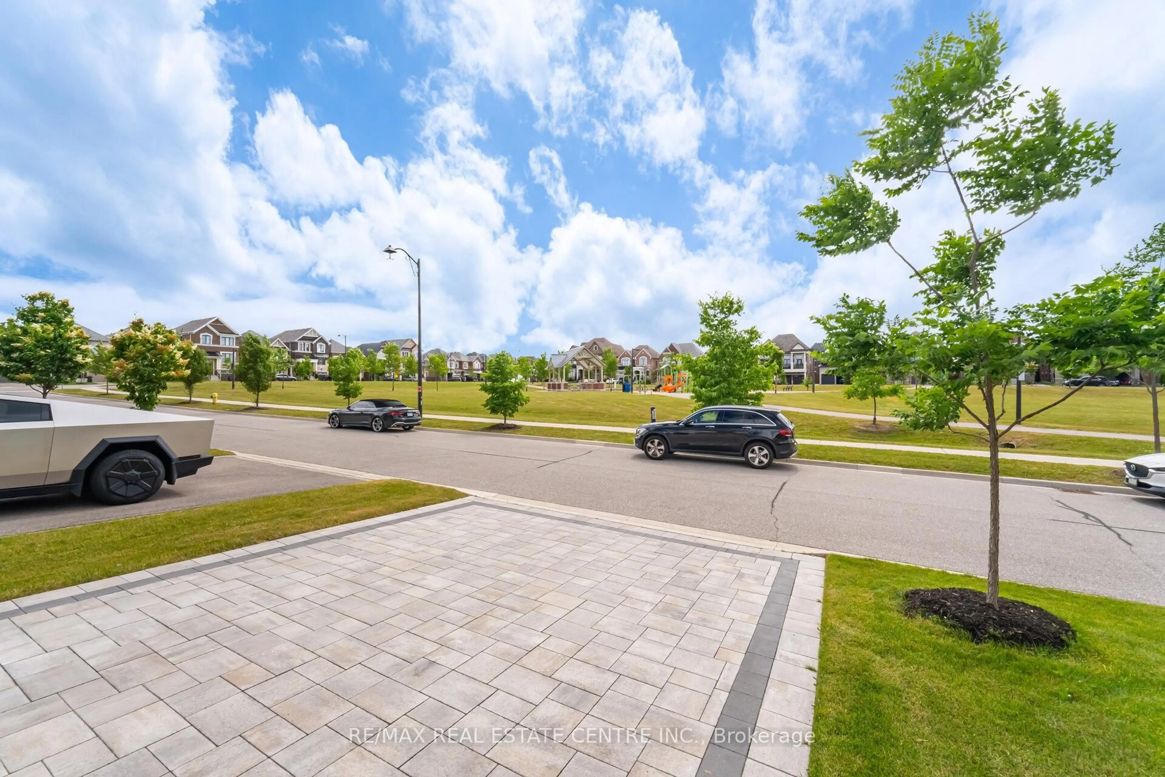 A pic from outside/outdoor area/front of a property/back of a property/a pic from drone, street for 21 Arctic Grail Rd, Vaughan Ontario L4H 4T4