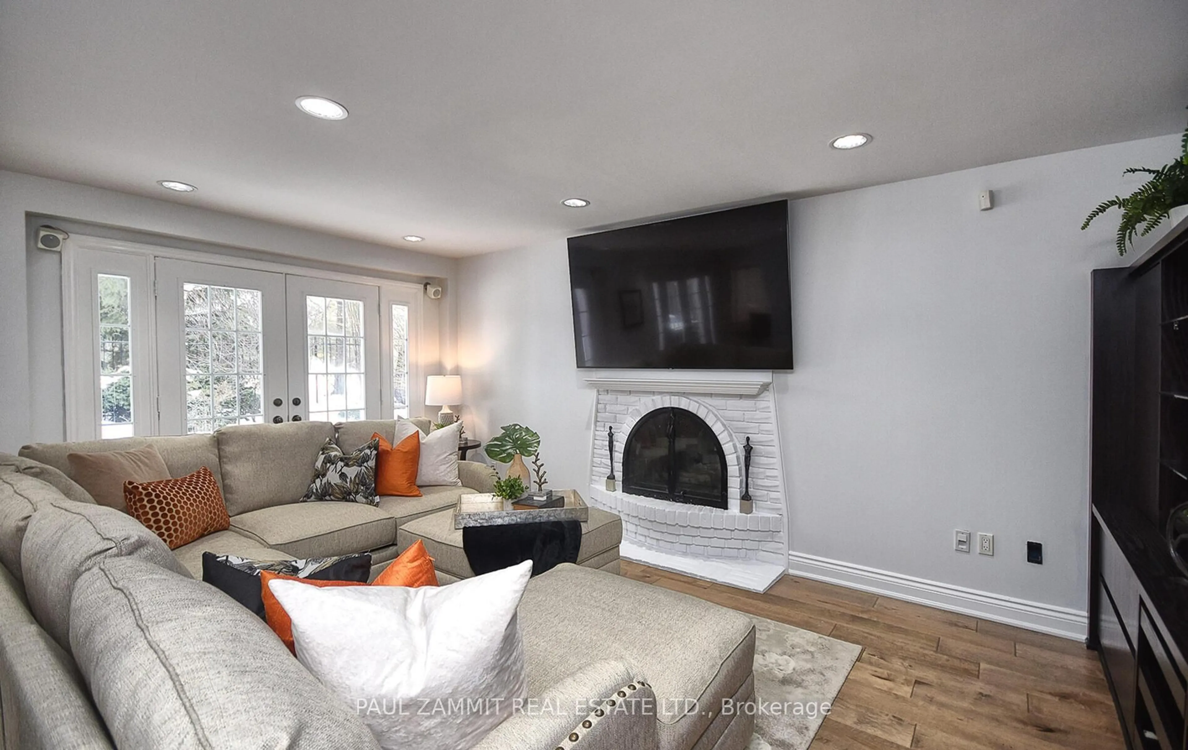 Living room with furniture, unknown for 175 Bayview Fairways Dr, Markham Ontario L3T 2Y9