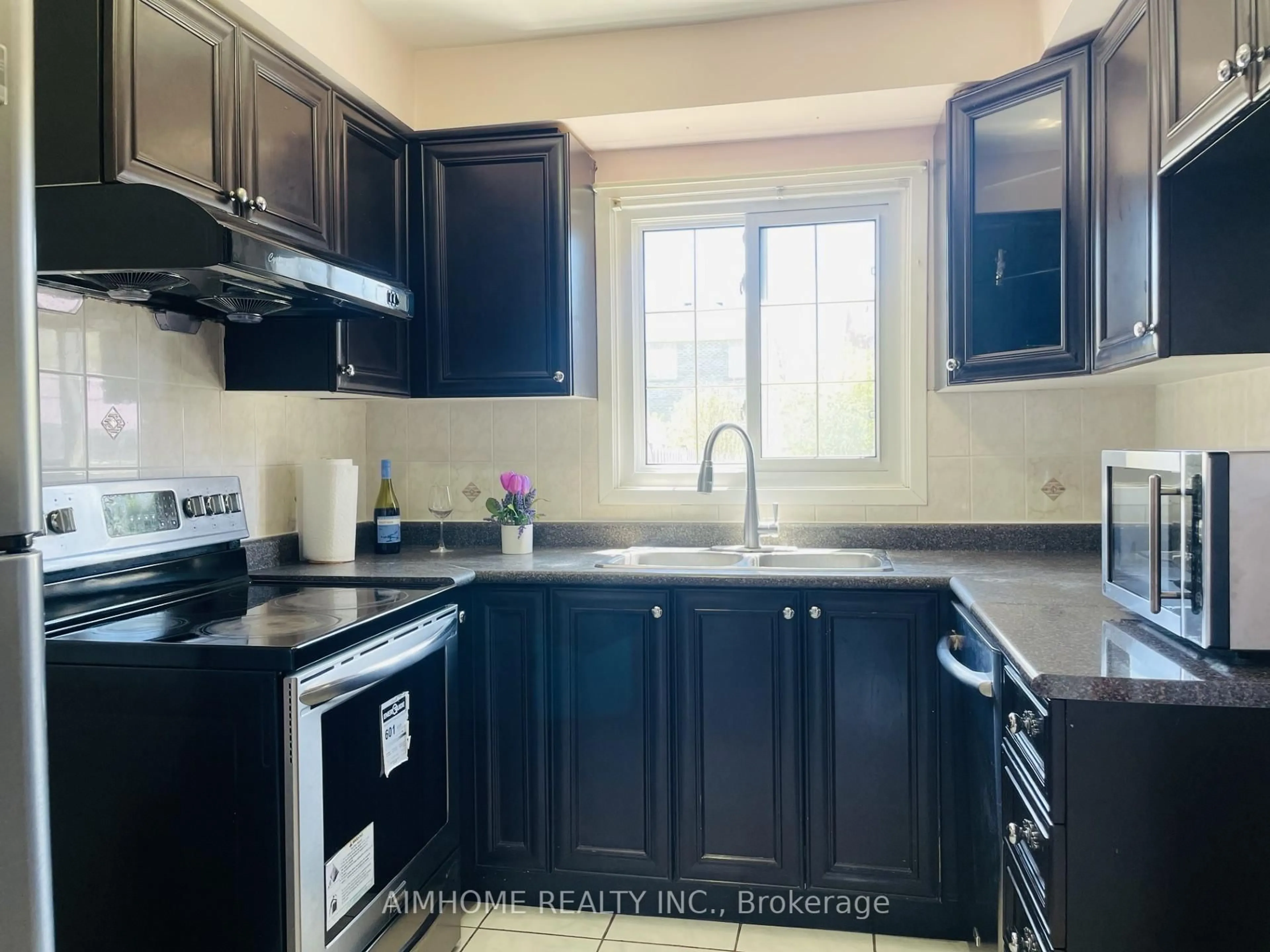 Standard kitchen, ceramic/tile floor for 41 Pettigrew Crt, Markham Ontario L3S 1K4