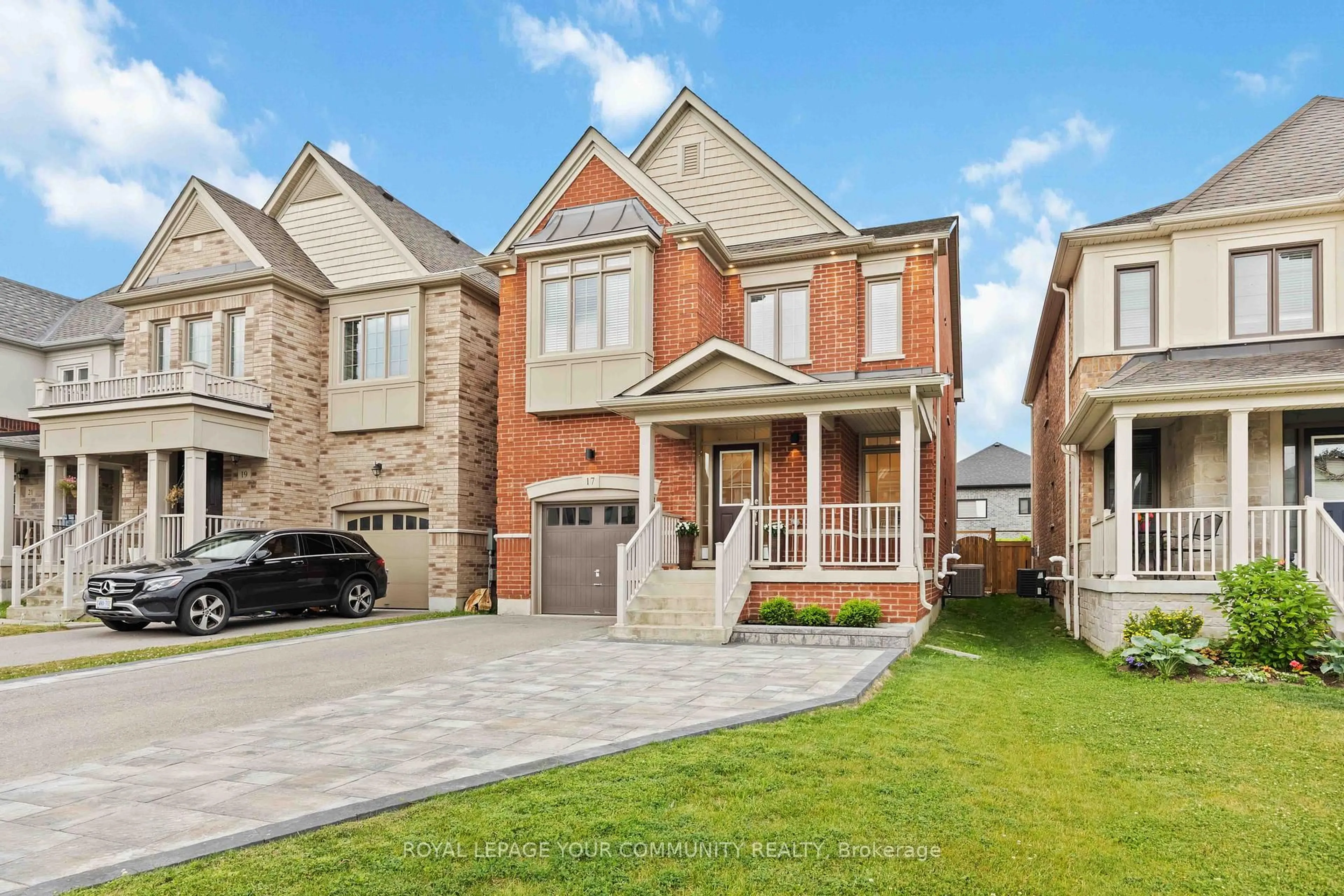 Home with brick exterior material, street for 17 Festival Crt, East Gwillimbury Ontario L9N 0N8