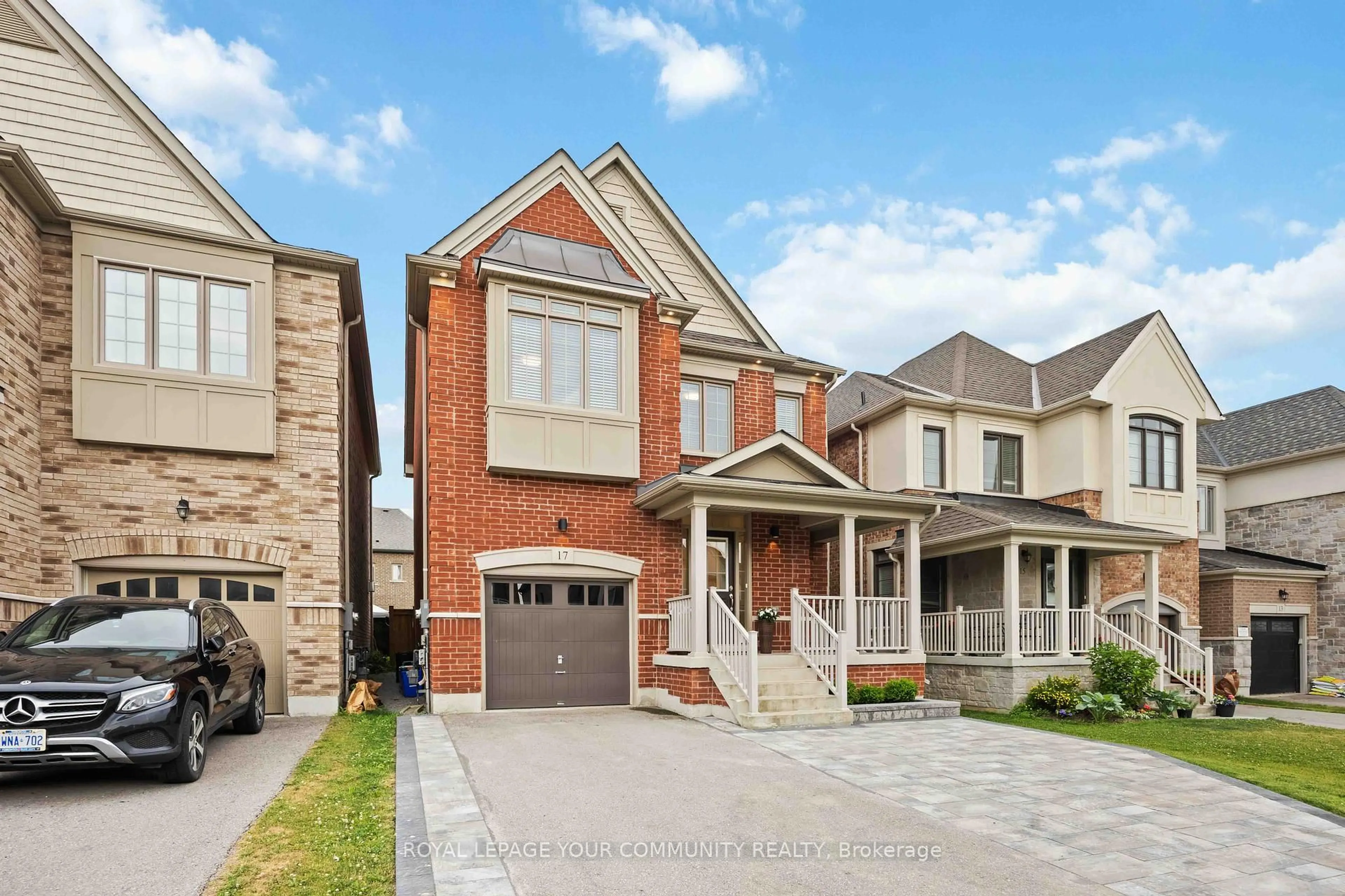 Home with brick exterior material, street for 17 Festival Crt, East Gwillimbury Ontario L9N 0N8