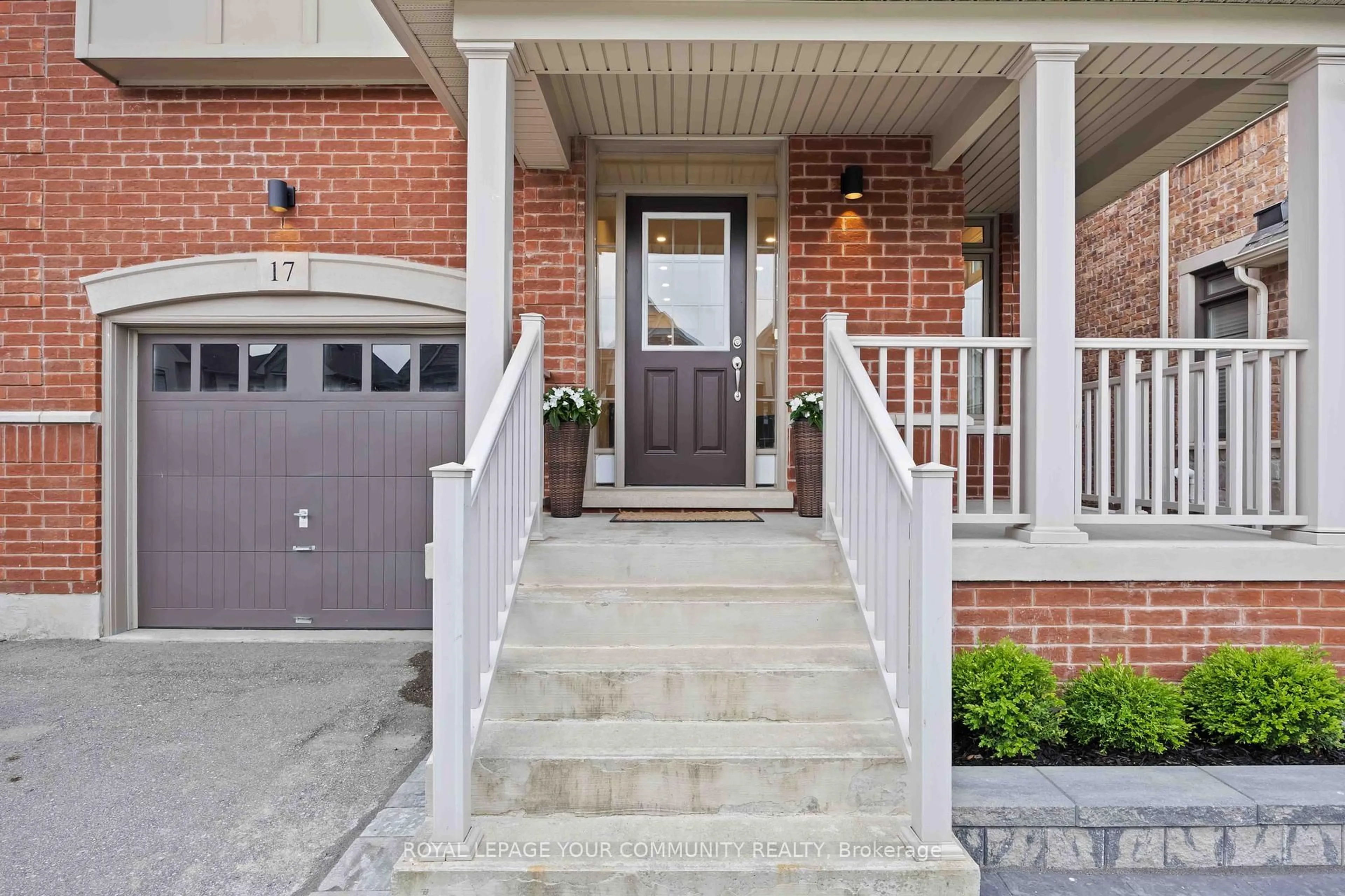 Home with brick exterior material, street for 17 Festival Crt, East Gwillimbury Ontario L9N 0N8