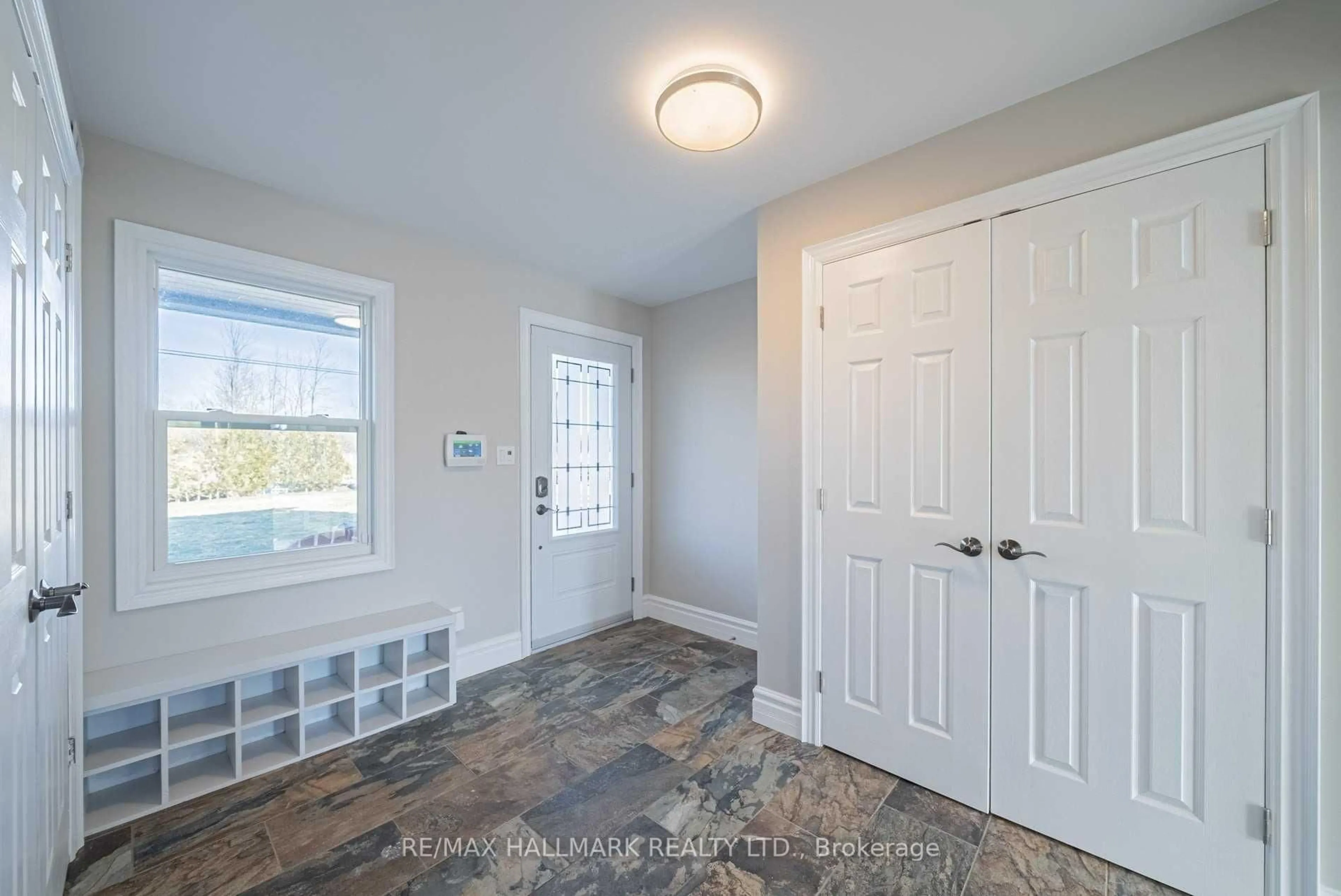 Indoor entryway for 720 Lake Dr, Georgina Ontario L4P 1V1