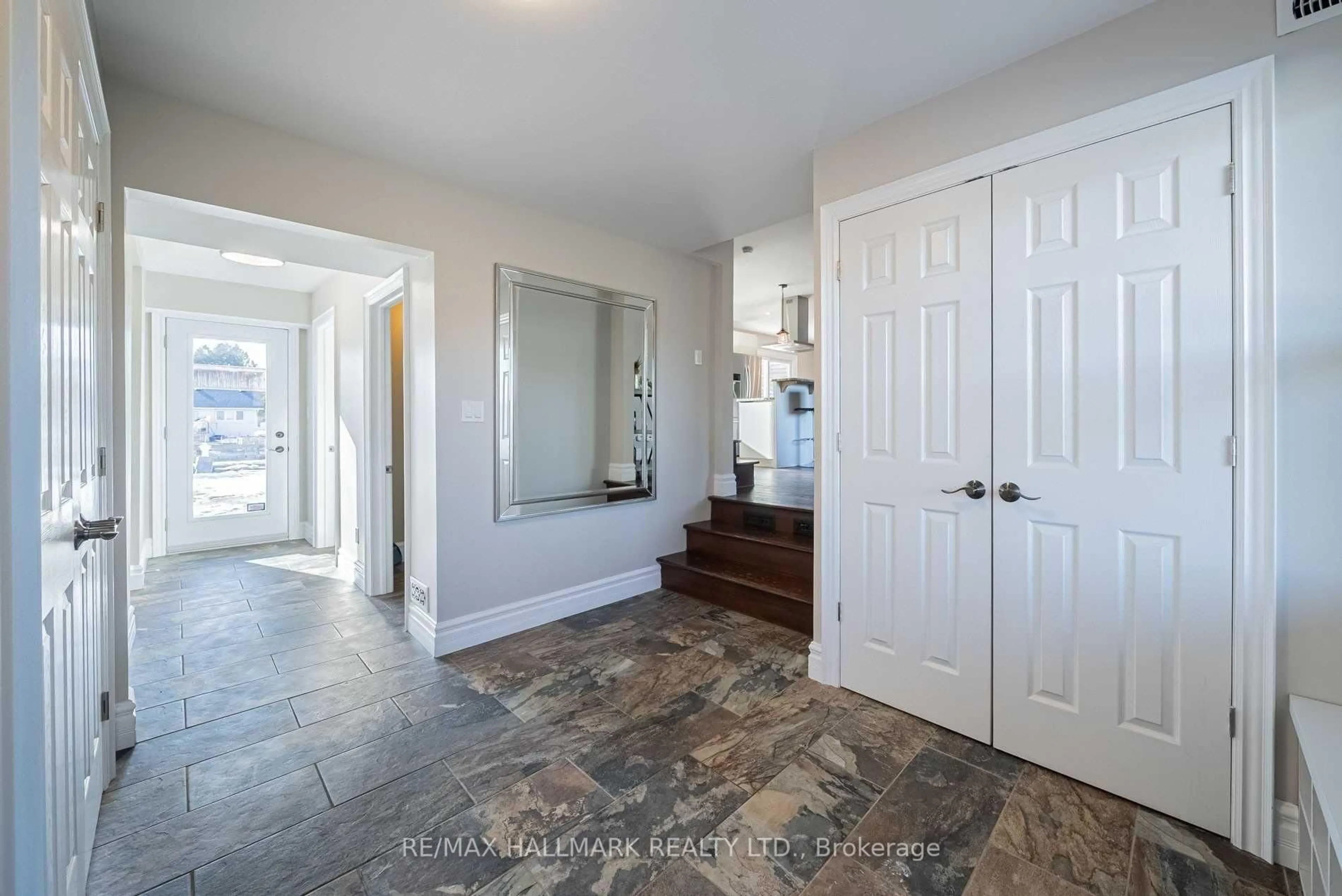 Indoor entryway for 720 Lake Dr, Georgina Ontario L4P 1V1