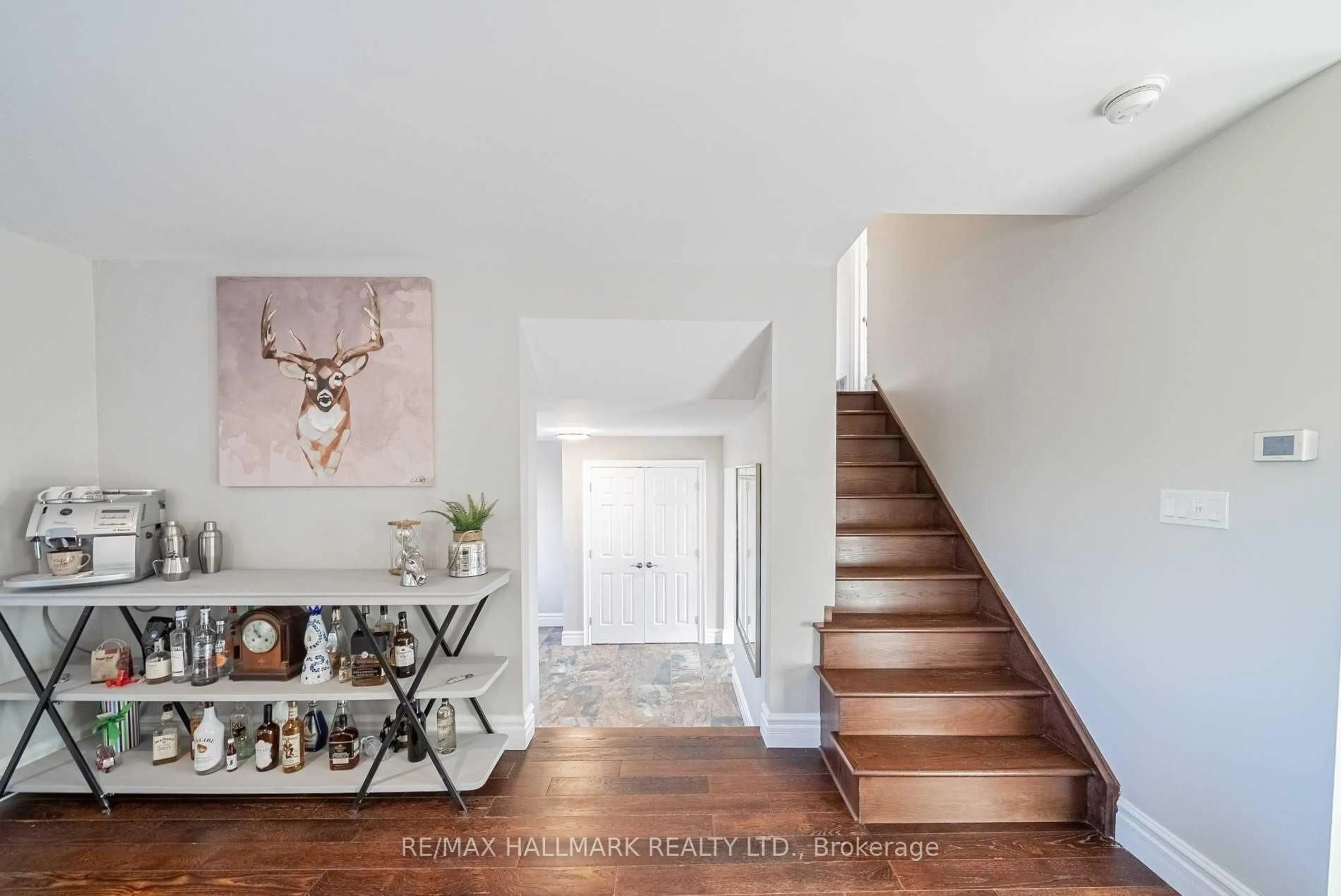 Indoor entryway for 720 Lake Dr, Georgina Ontario L4P 1V1