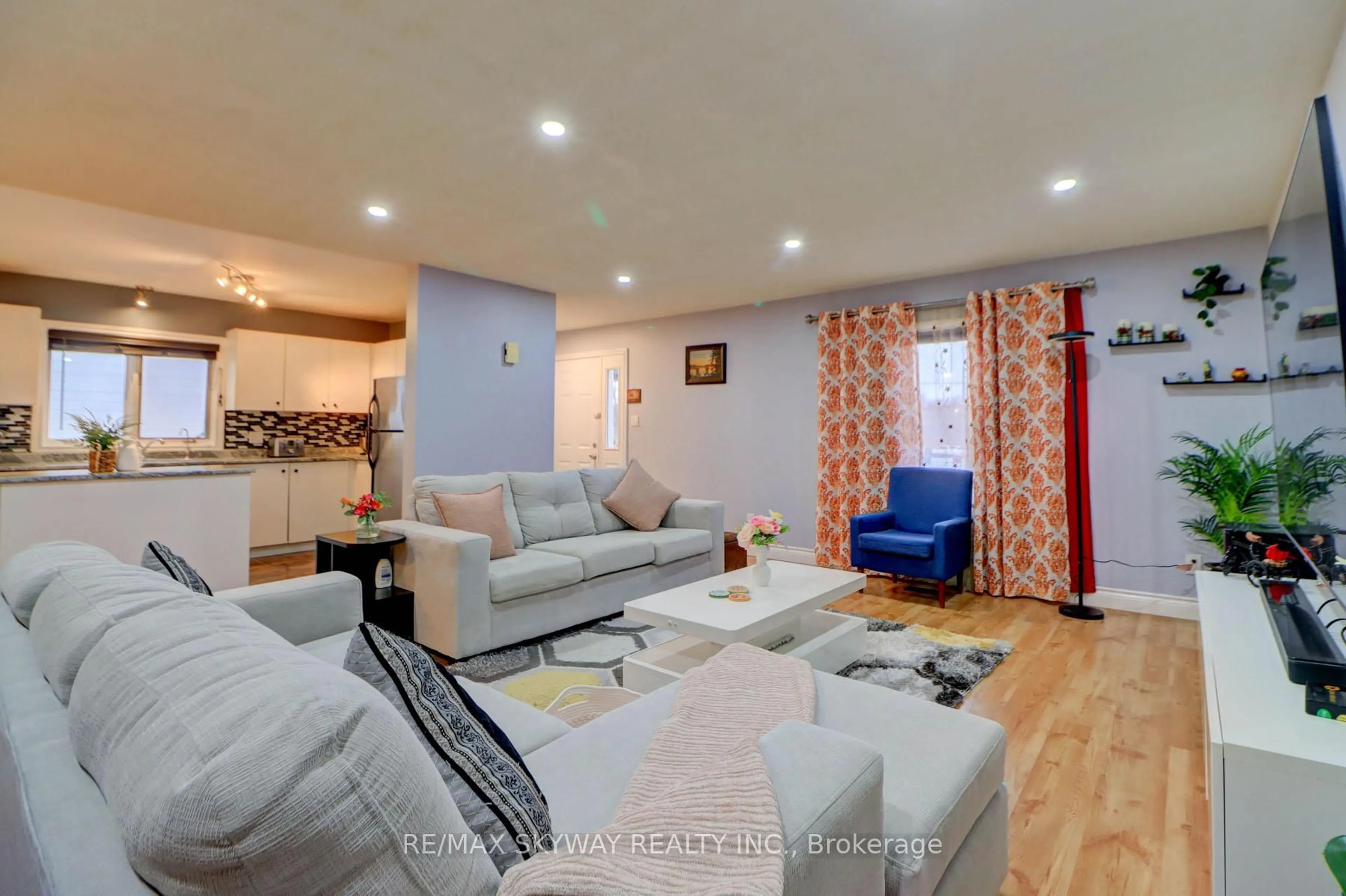 Living room with furniture, unknown for 282B Brock St, Uxbridge Ontario L9P 1G1