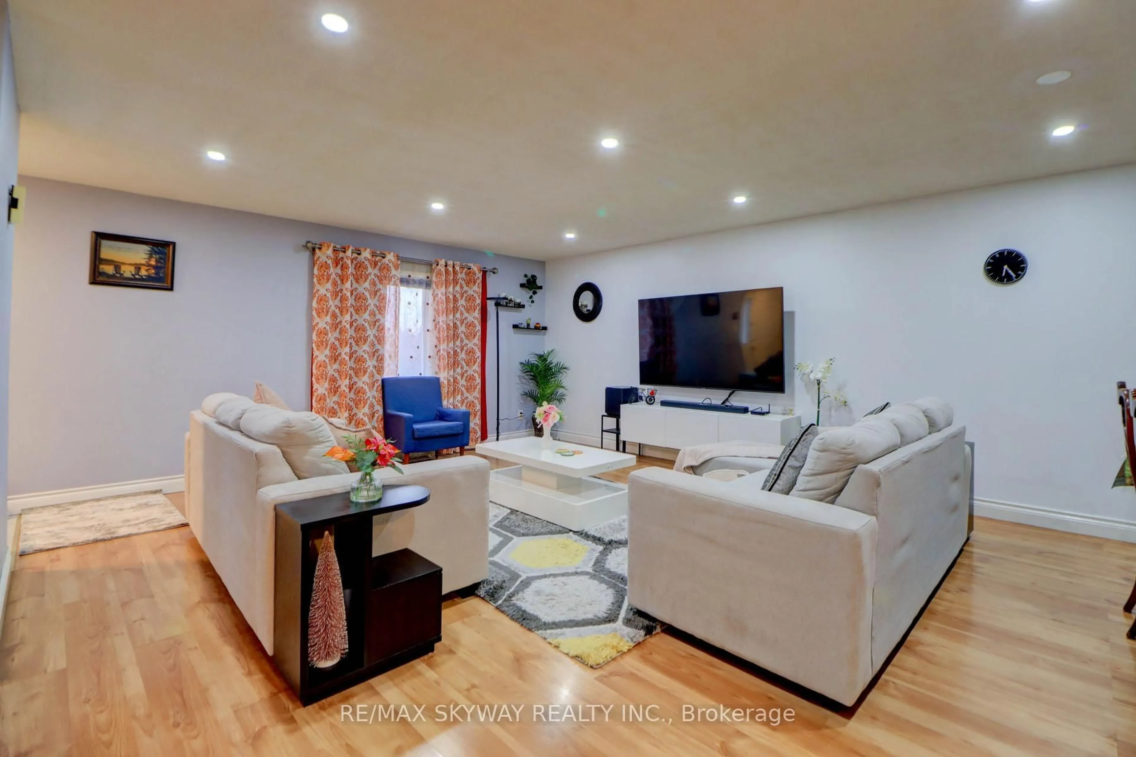 Living room with furniture, wood/laminate floor for 282B Brock St, Uxbridge Ontario L9P 1G1