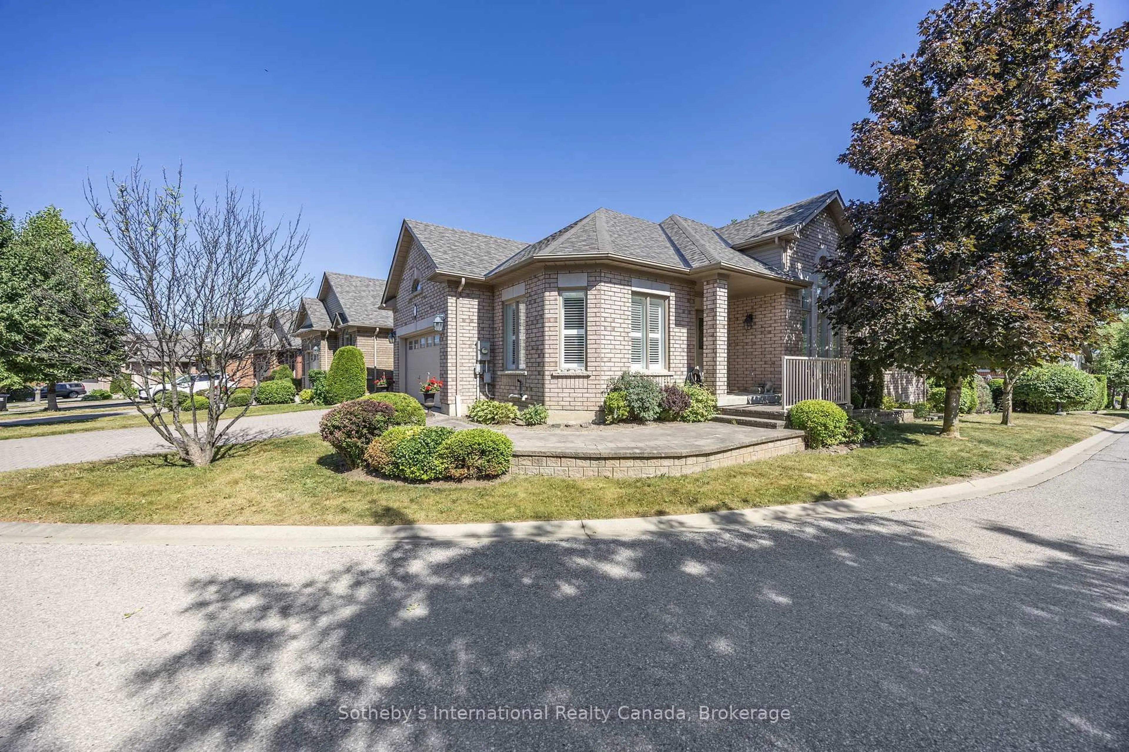 A pic from outside/outdoor area/front of a property/back of a property/a pic from drone, street for 25 Renaissance Pt, New Tecumseth Ontario L9R 2H8