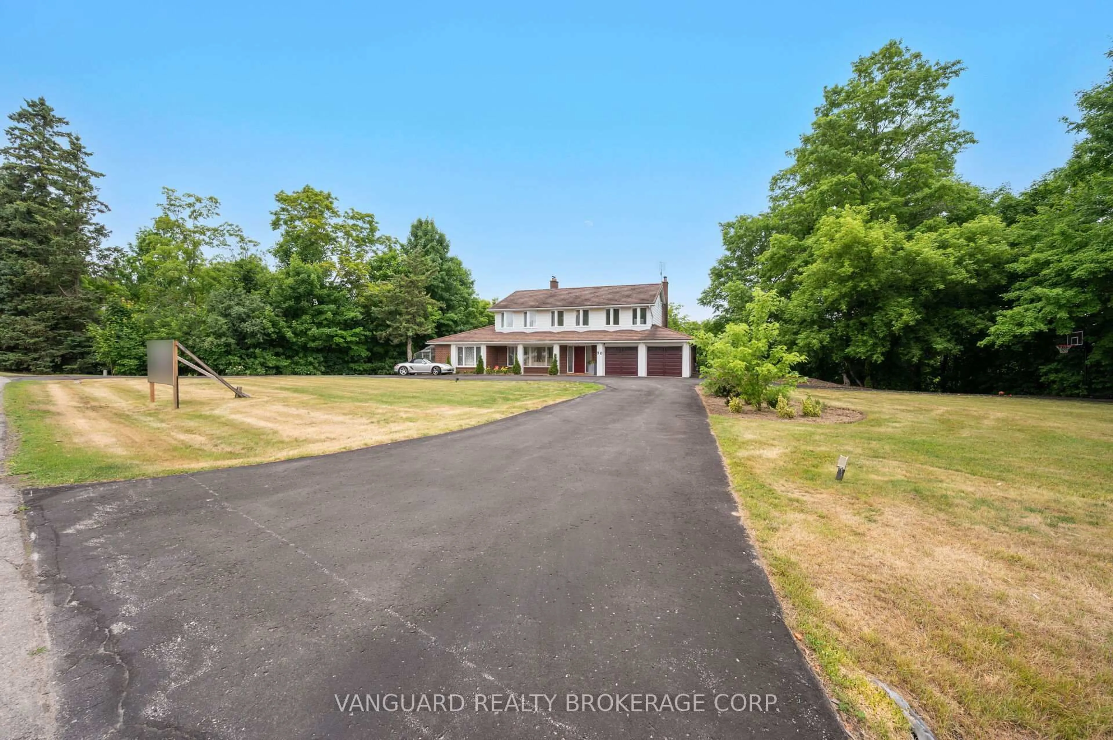 A pic from outside/outdoor area/front of a property/back of a property/a pic from drone, street for 80 Kleins Cres, Vaughan Ontario L0J 1C0