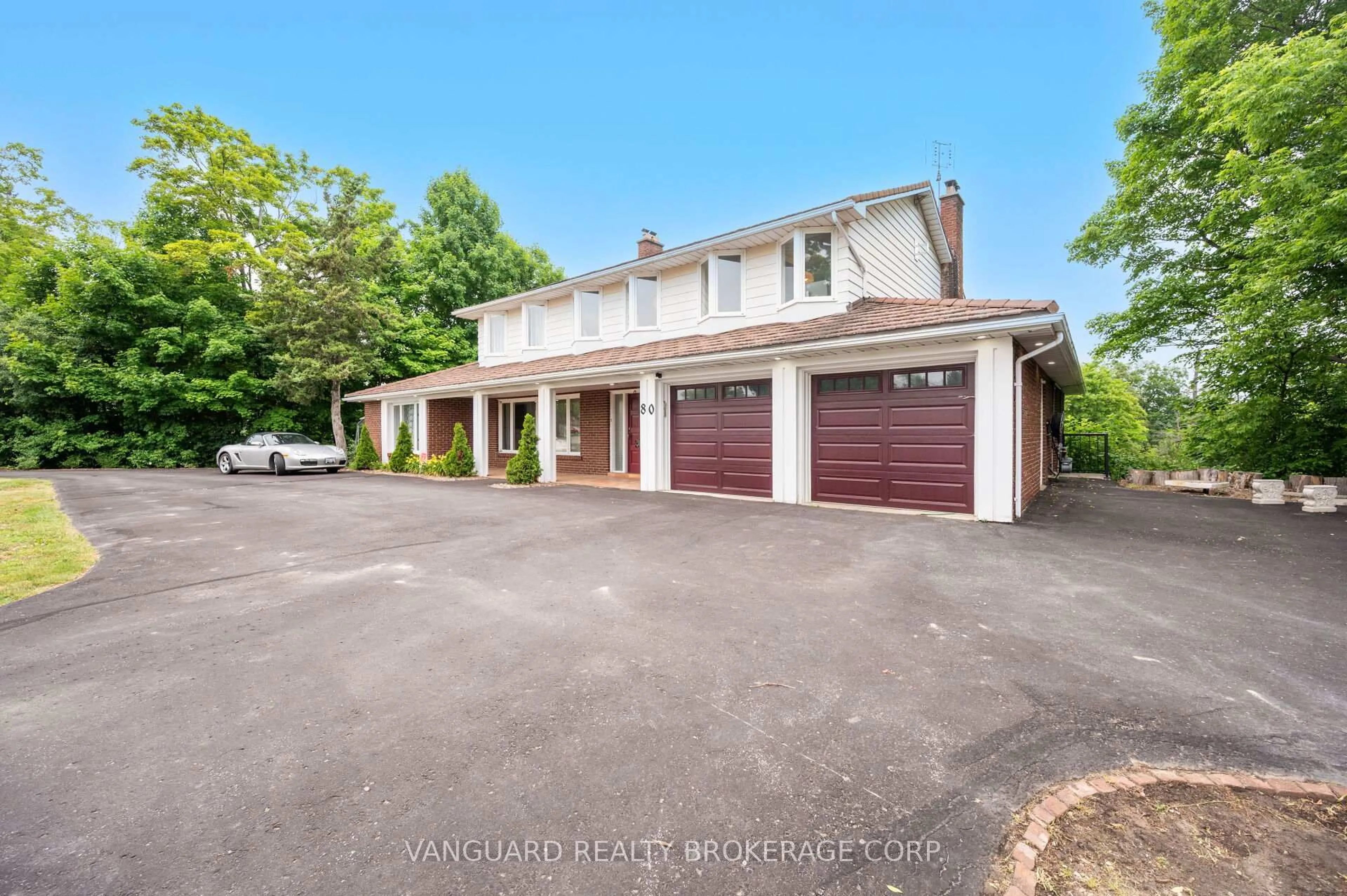 A pic from outside/outdoor area/front of a property/back of a property/a pic from drone, street for 80 Kleins Cres, Vaughan Ontario L0J 1C0