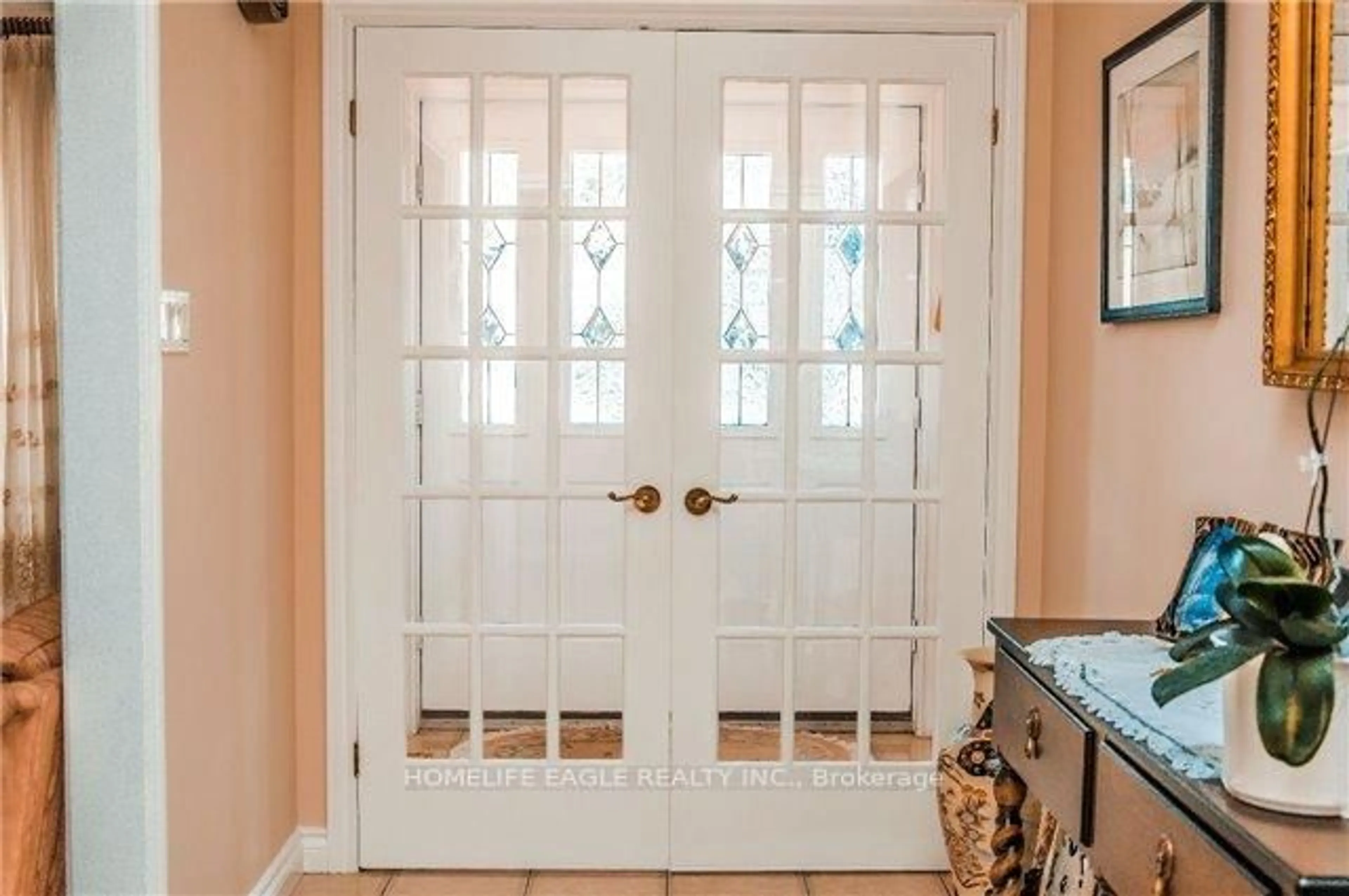 Indoor entryway for 19 Schomberg Rd, Richmond Hill Ontario L4E 2T7