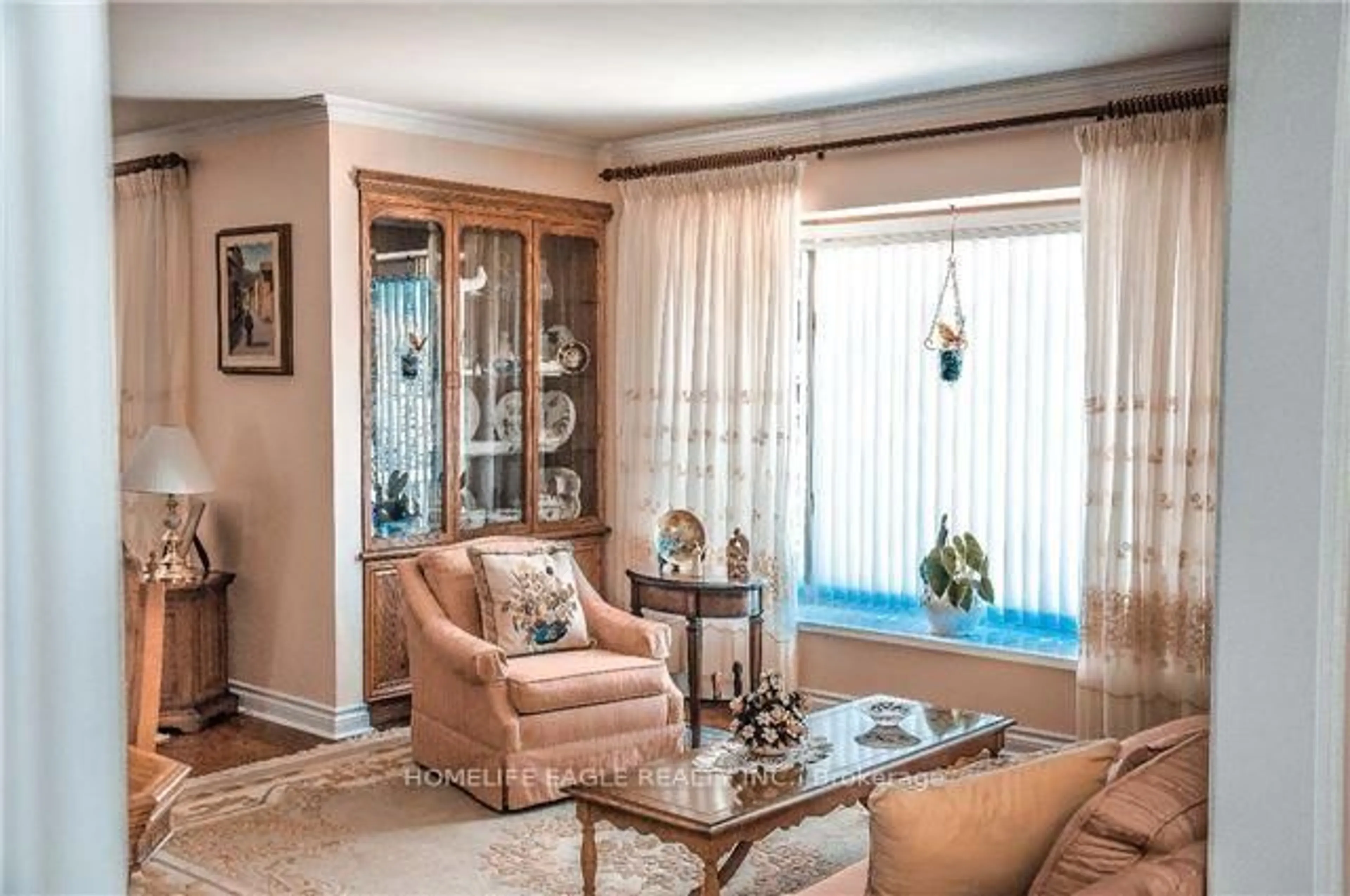 Living room with furniture, unknown for 19 Schomberg Rd, Richmond Hill Ontario L4E 2T7