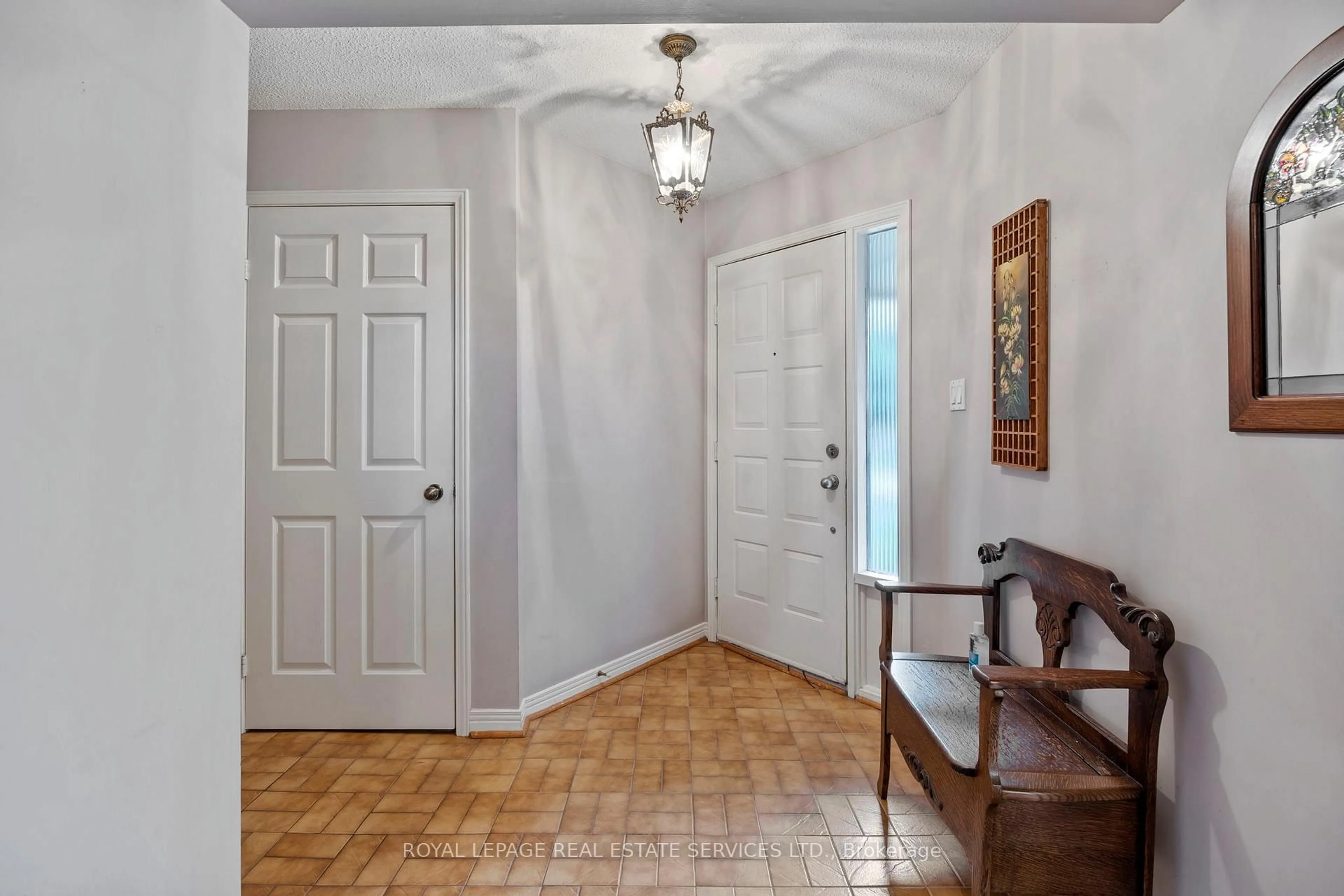Indoor entryway for 119 Heatherton Way, Vaughan Ontario L4J 3E7