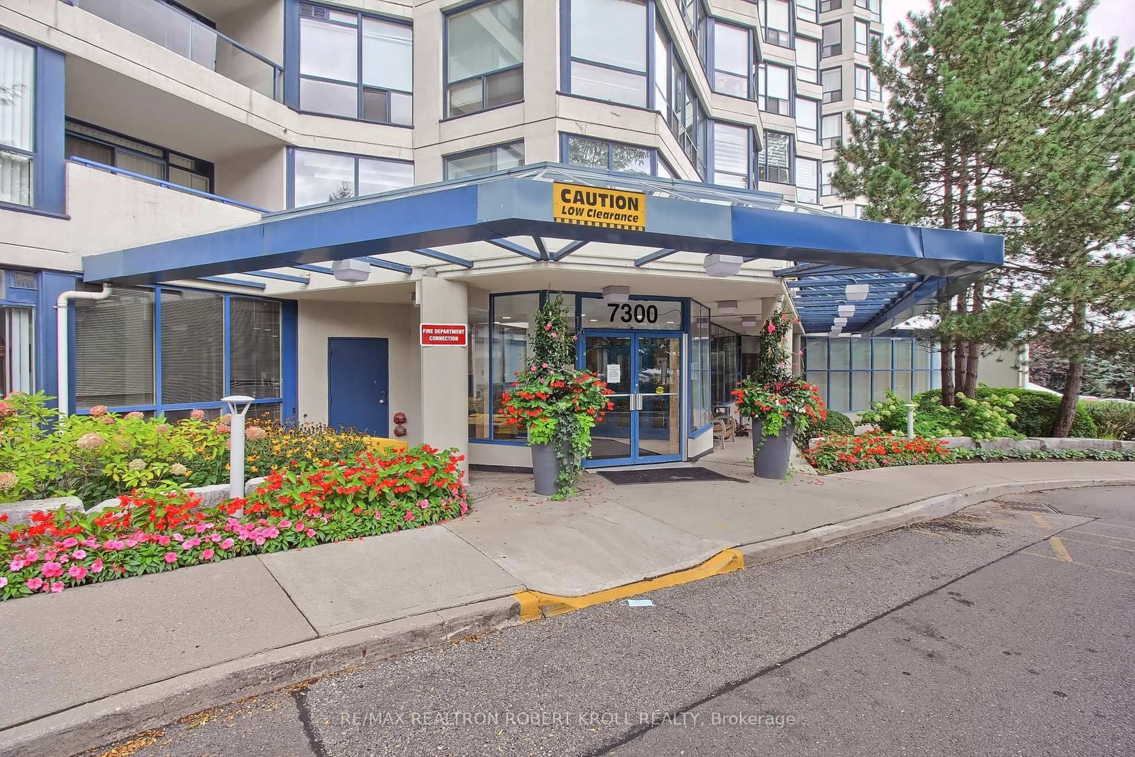 Indoor foyer for 7300 Yonge St #210, Vaughan Ontario L4J 7Y5