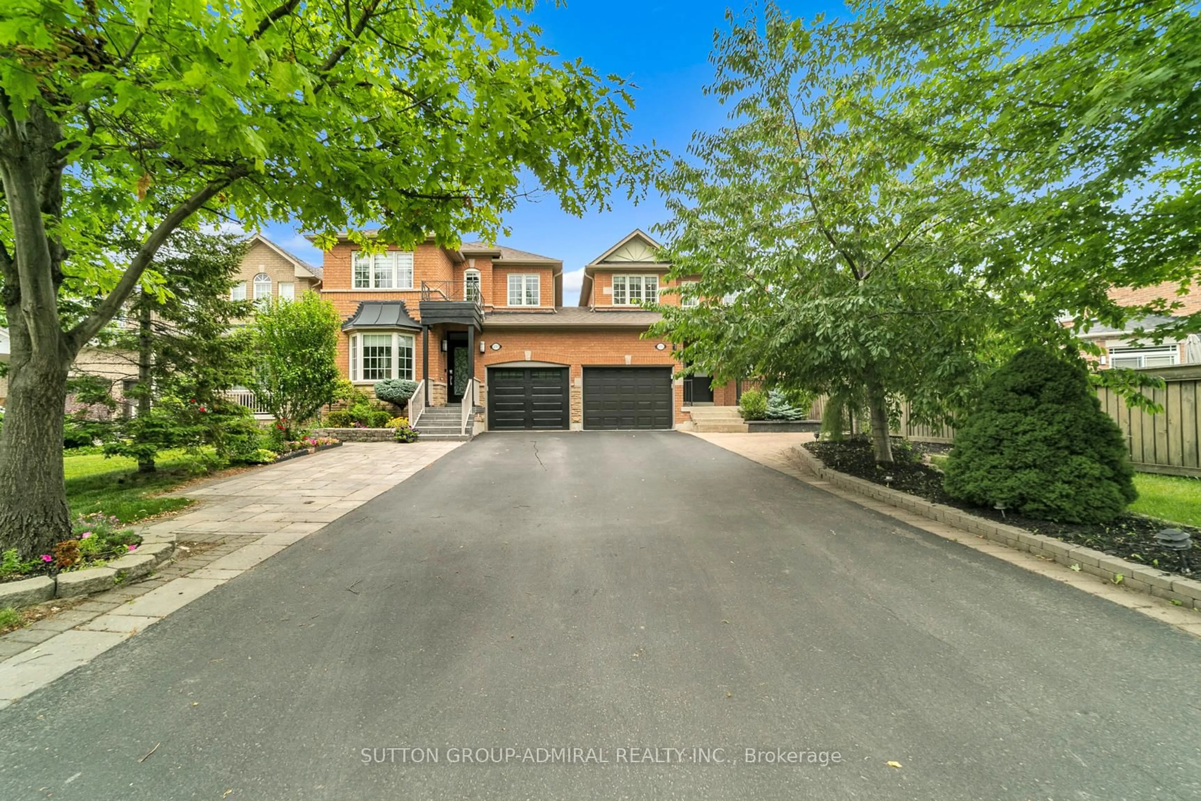 A pic from outside/outdoor area/front of a property/back of a property/a pic from drone, street for 235 Conover Ave, Aurora Ontario L4G 7W8