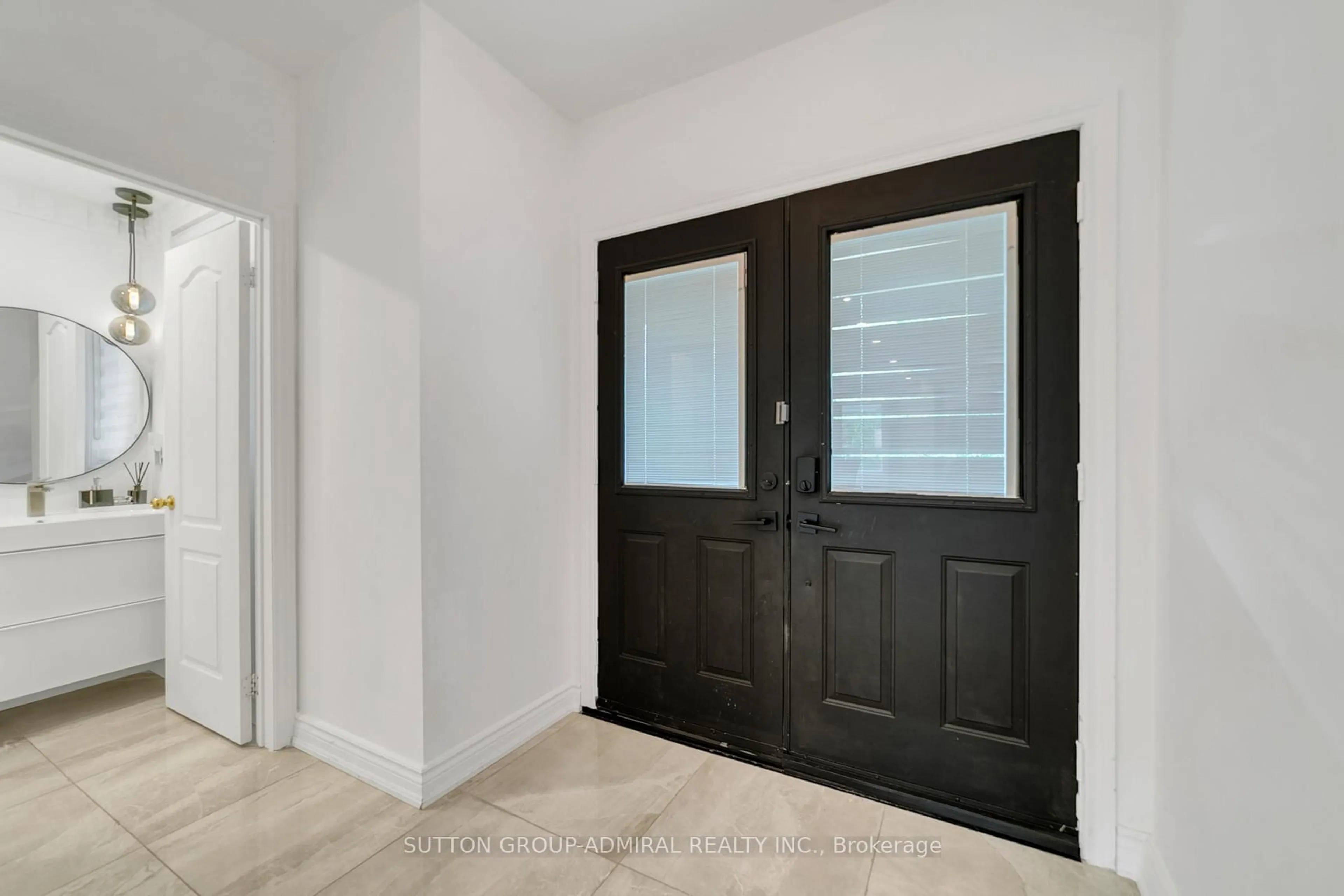 Indoor entryway for 235 Conover Ave, Aurora Ontario L4G 7W8