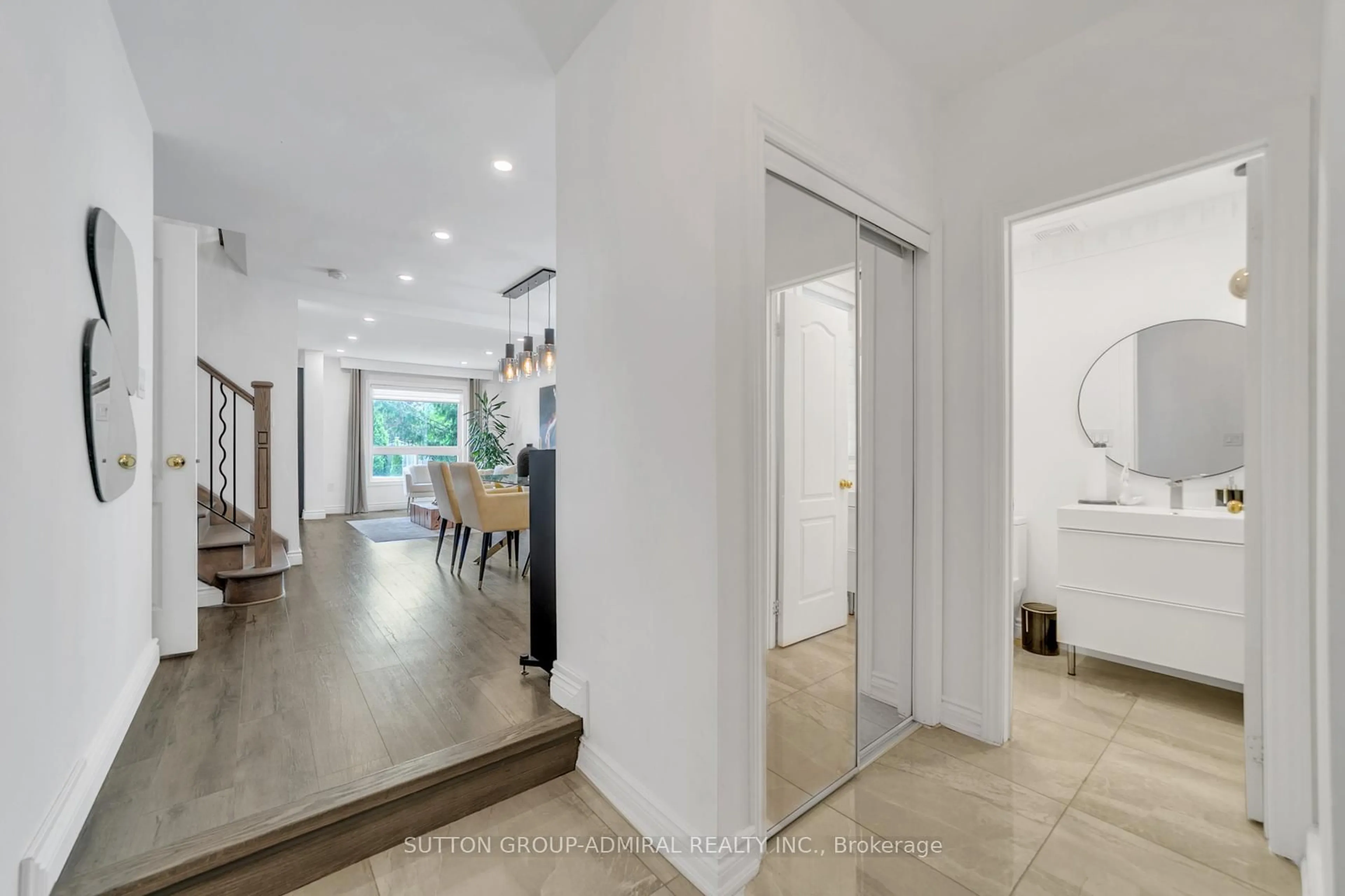 Indoor foyer for 235 Conover Ave, Aurora Ontario L4G 7W8