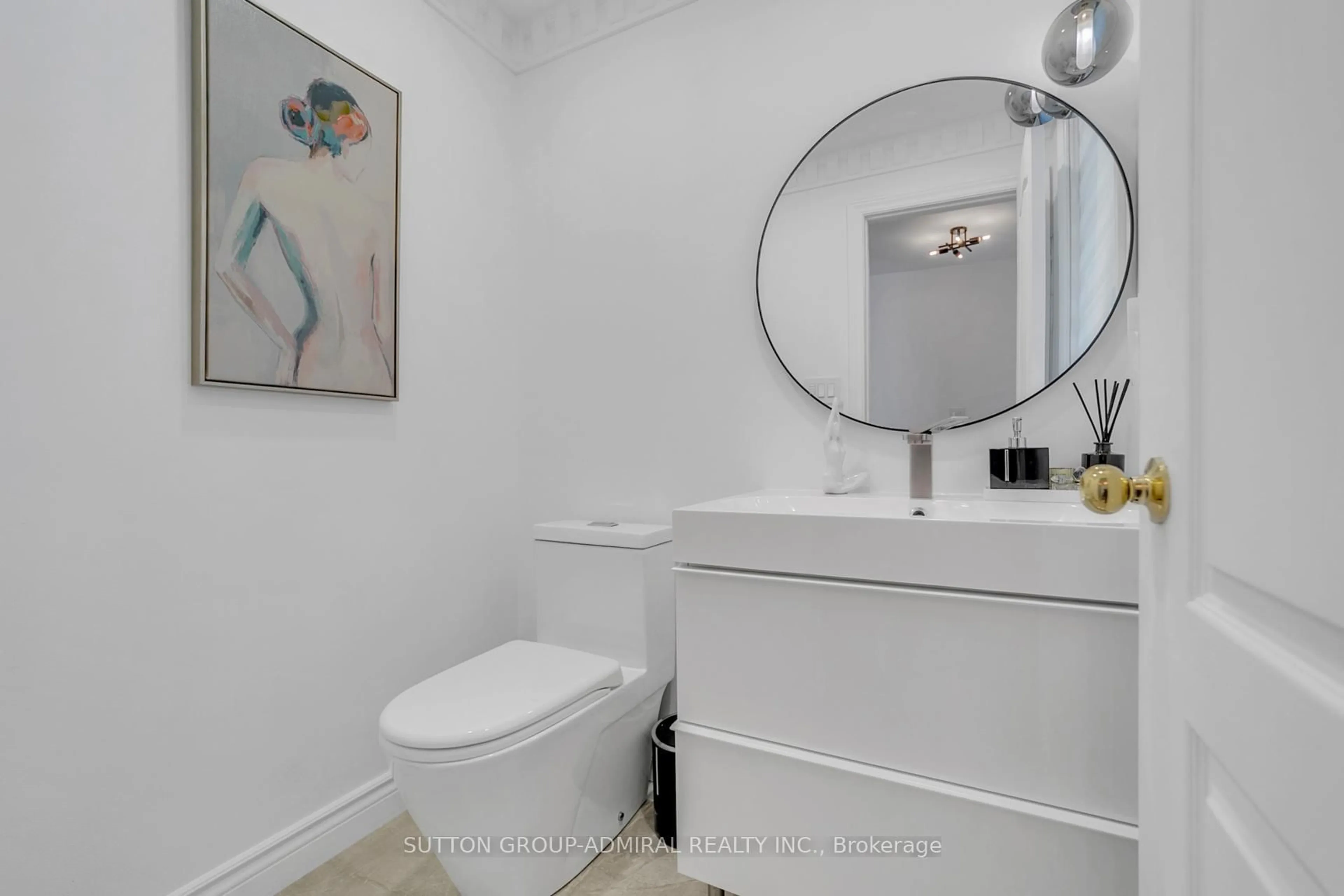 Standard bathroom, unknown for 235 Conover Ave, Aurora Ontario L4G 7W8