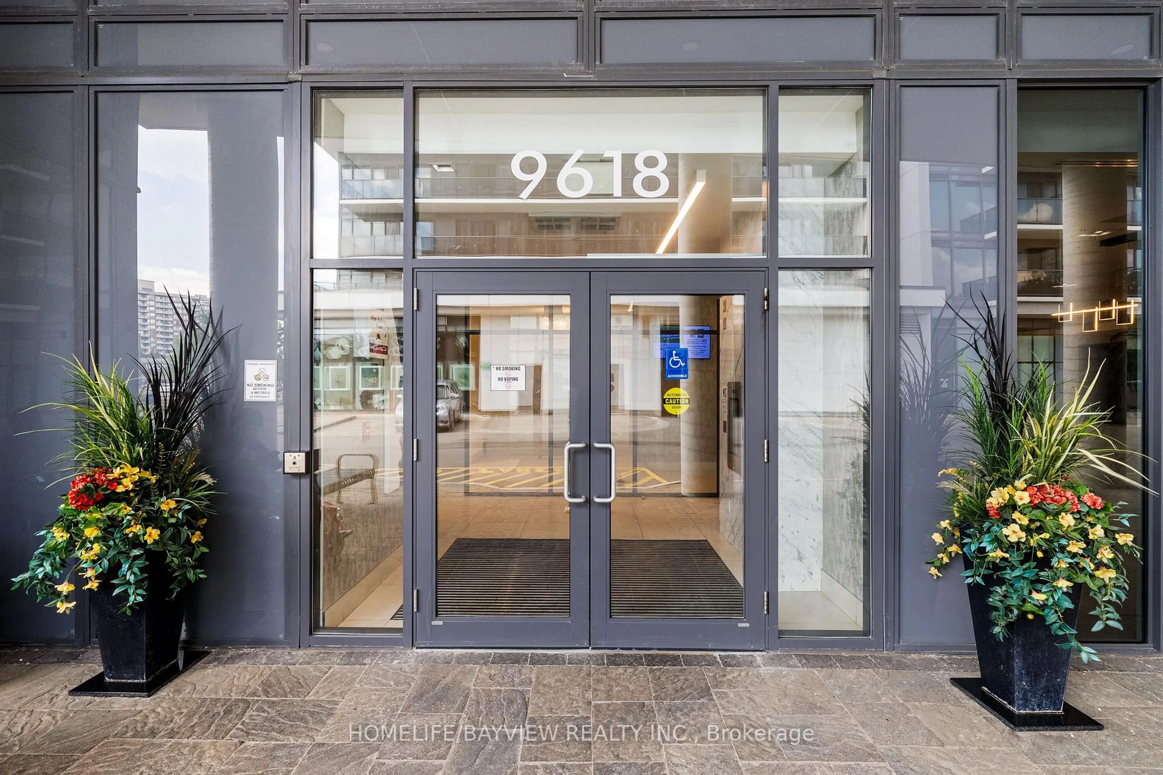 Indoor foyer for 9618 Yonge St #509, Richmond Hill Ontario L4C 0X5