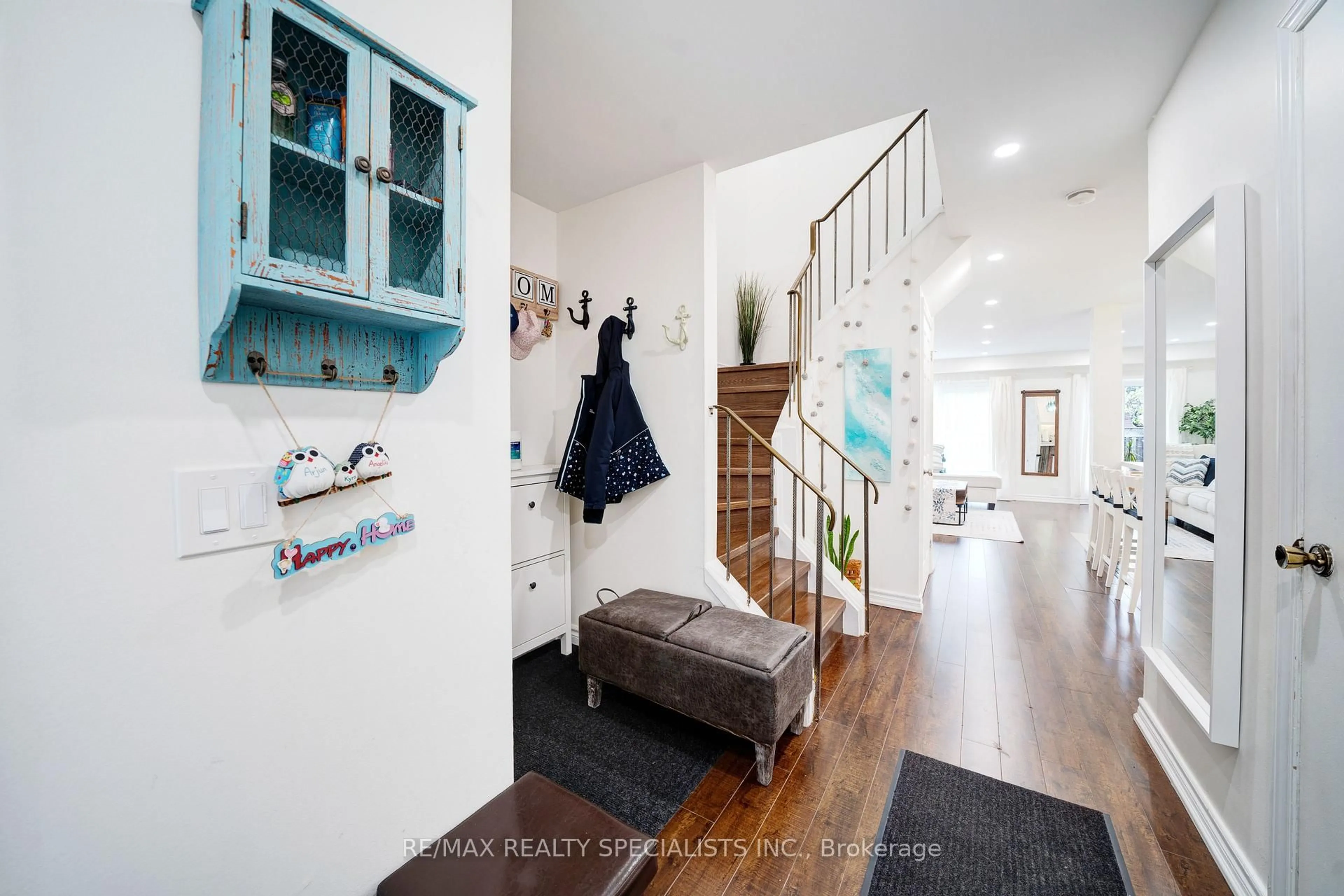 Indoor entryway for 35 COTTONWOOD Crt, Markham Ontario L3T 5W9