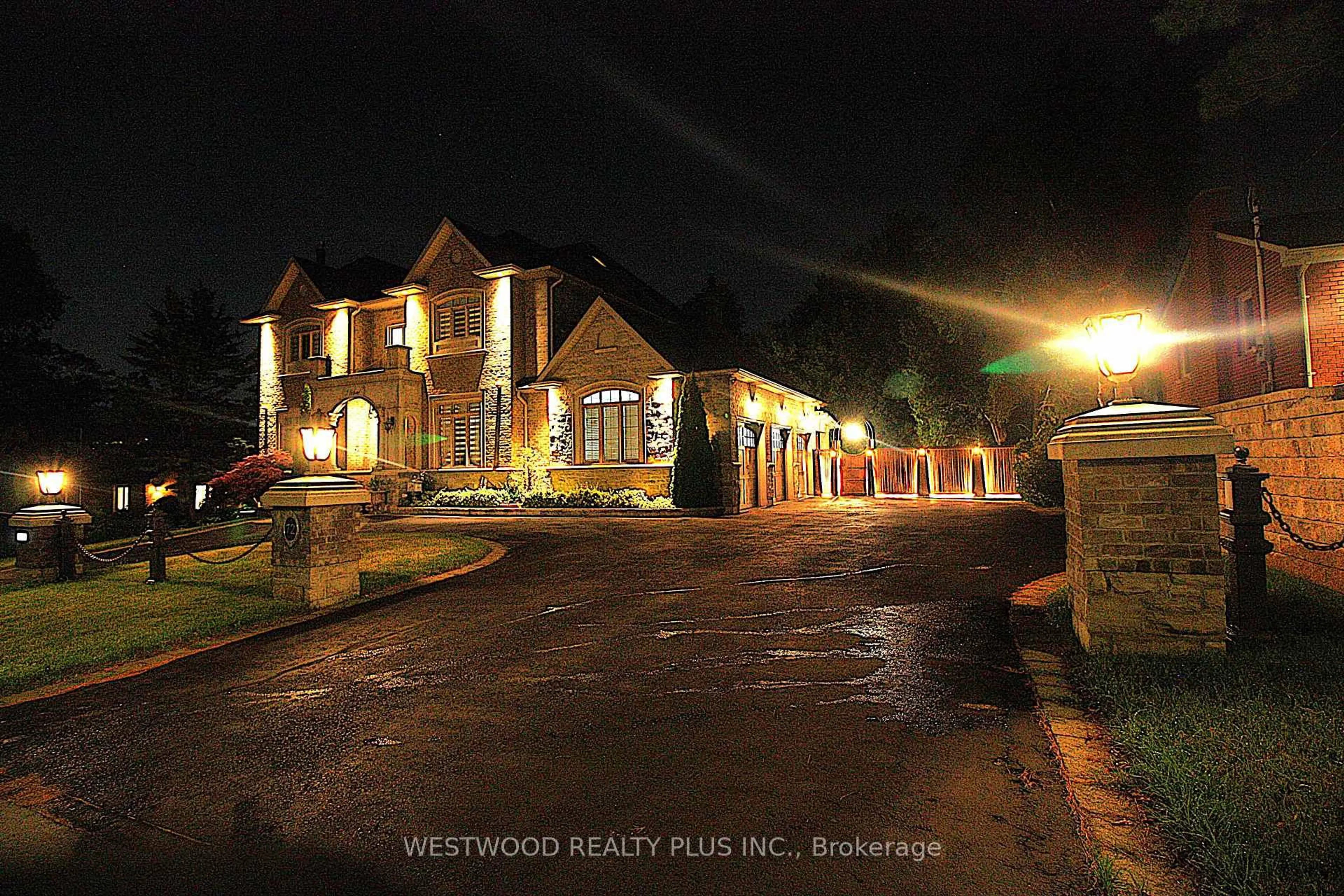 A pic from outside/outdoor area/front of a property/back of a property/a pic from drone, street for 72 Westwood Lane, Richmond Hill Ontario L4C 6Y1