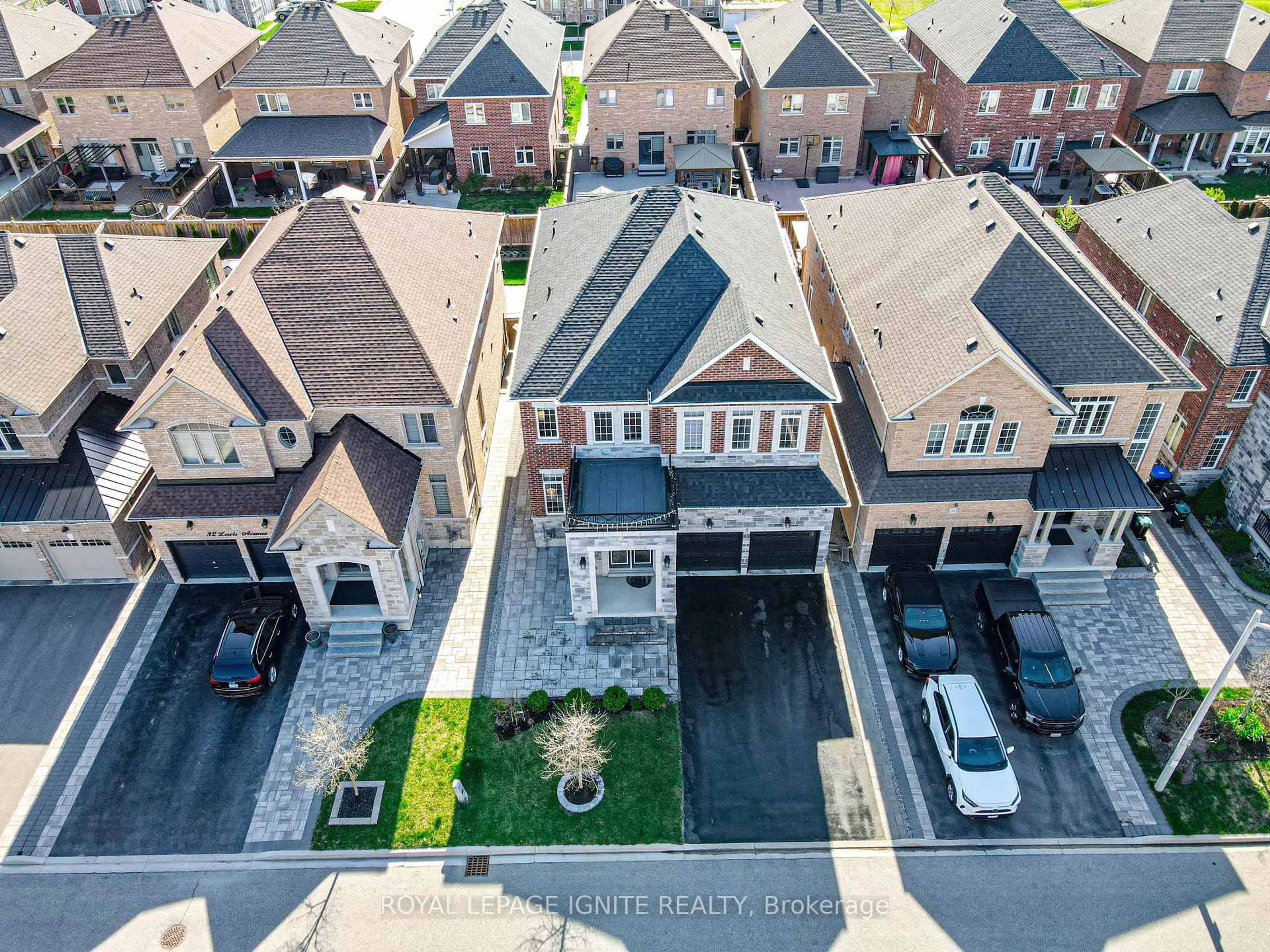 A pic from outside/outdoor area/front of a property/back of a property/a pic from drone, street for 28 Lewis Ave, Bradford West Gwillimbury Ontario L3Z 0W9