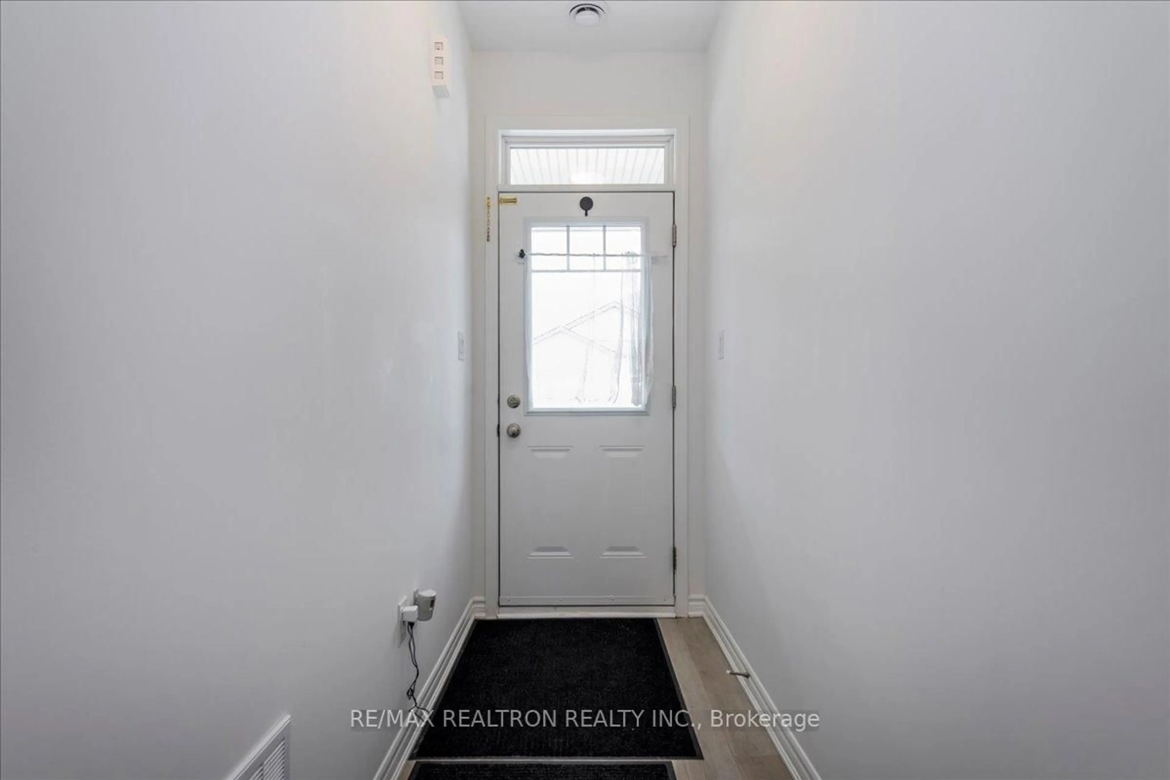 Indoor entryway for 2948 Murphy Pl, Innisfil Ontario L9S 0S1