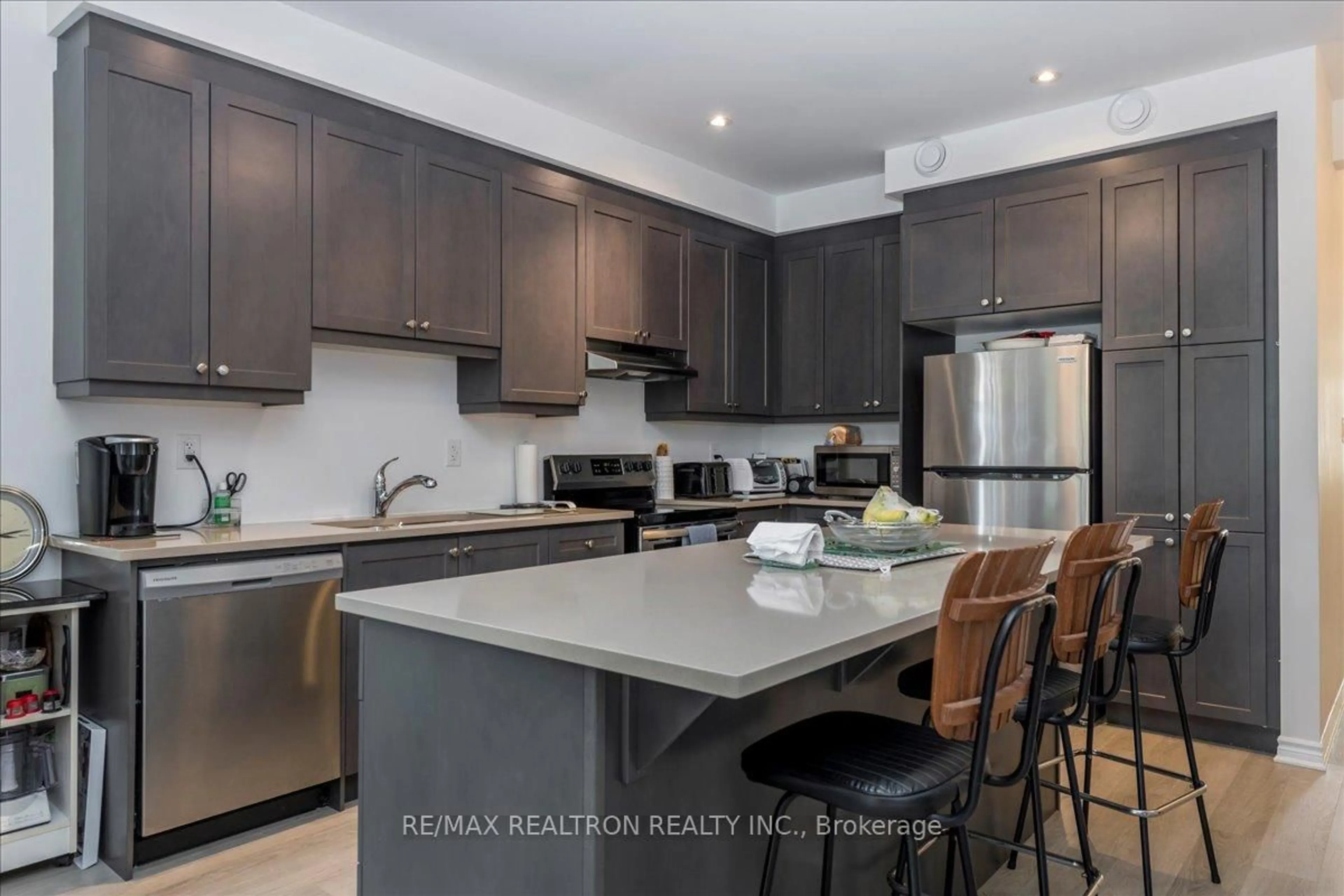 Open concept kitchen, unknown for 2948 Murphy Pl, Innisfil Ontario L9S 0S1