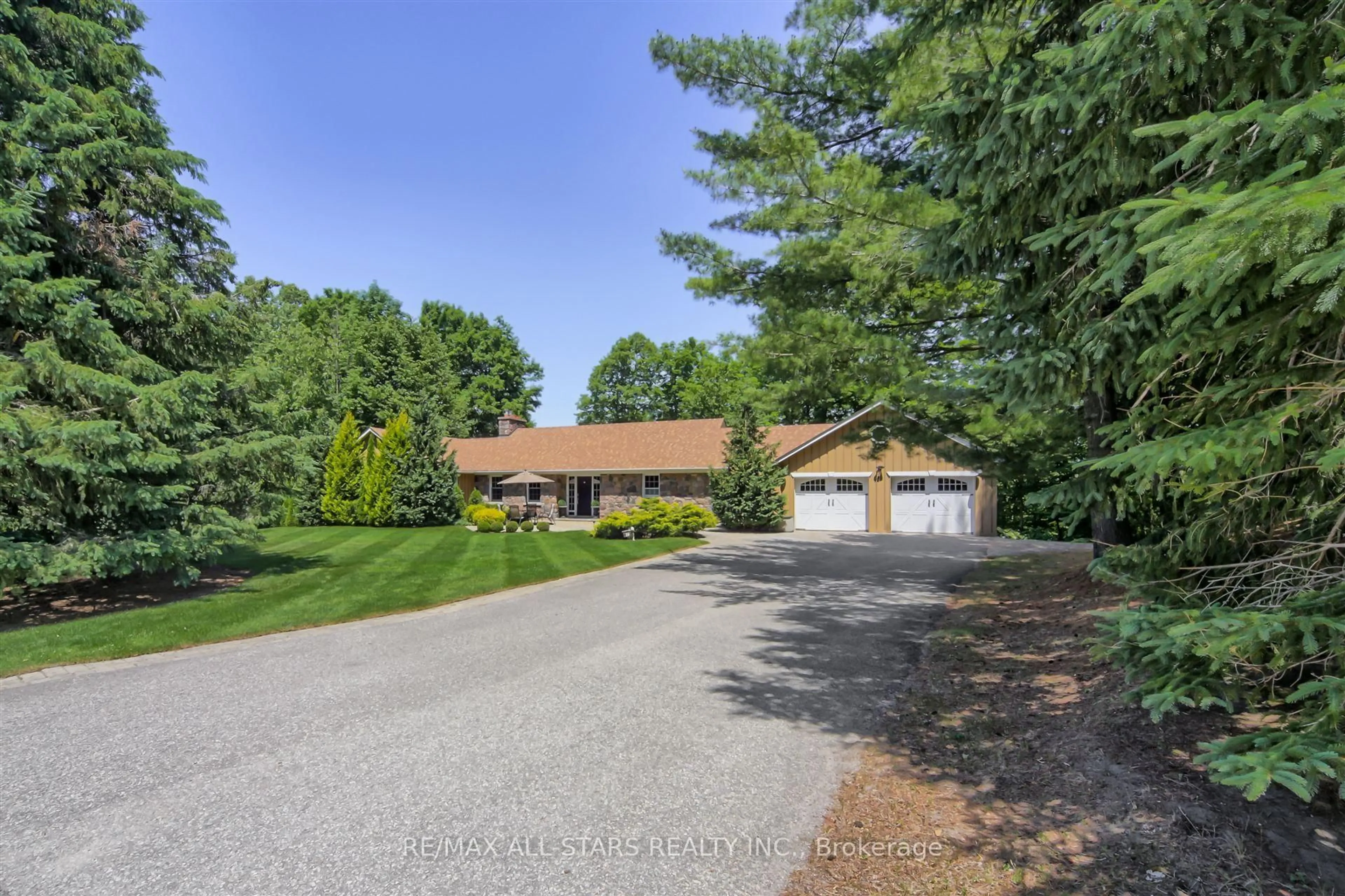 A pic from outside/outdoor area/front of a property/back of a property/a pic from drone, unknown for 19 Bristol Sands Cres, Uxbridge Ontario L9P 0G1
