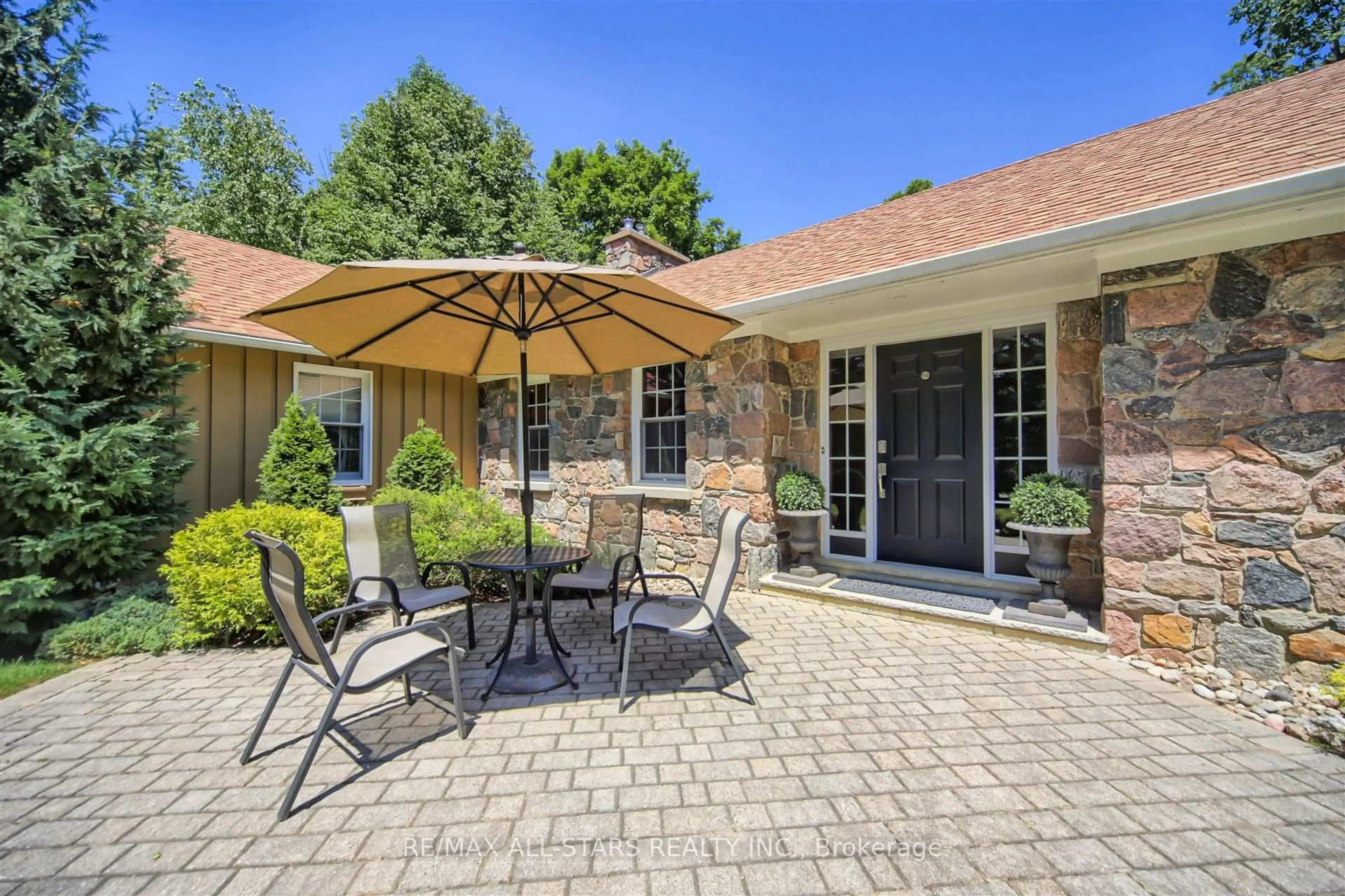 Patio, street for 19 Bristol Sands Cres, Uxbridge Ontario L9P 0G1