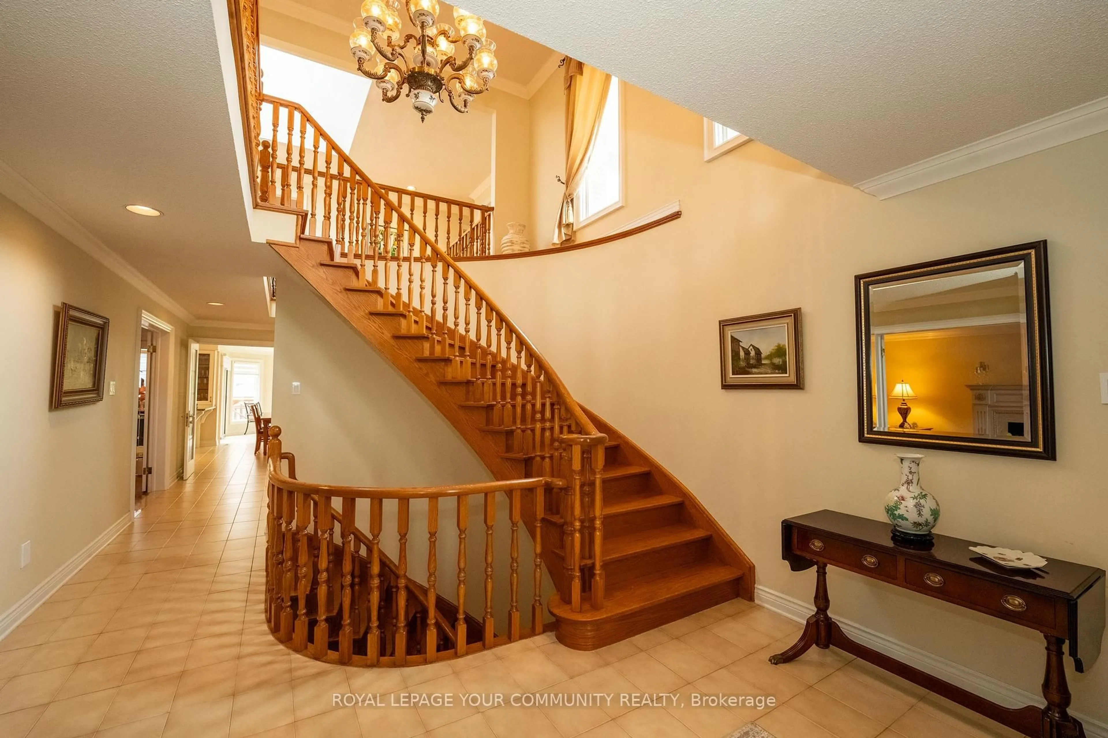 Indoor foyer for 1 Tannery Crt, Richmond Hill Ontario L4C 7V5