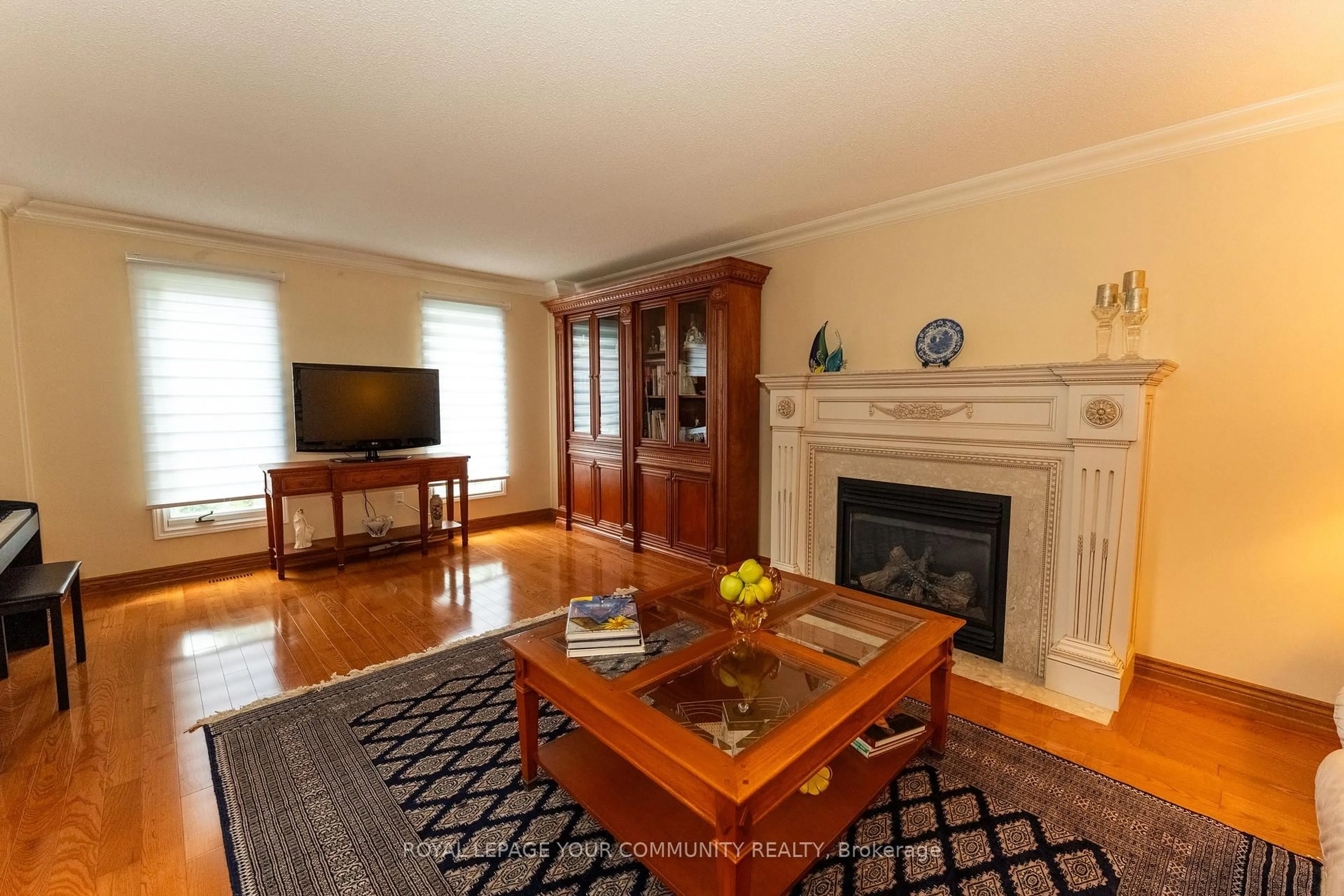 Living room with furniture, wood/laminate floor for 1 Tannery Crt, Richmond Hill Ontario L4C 7V5