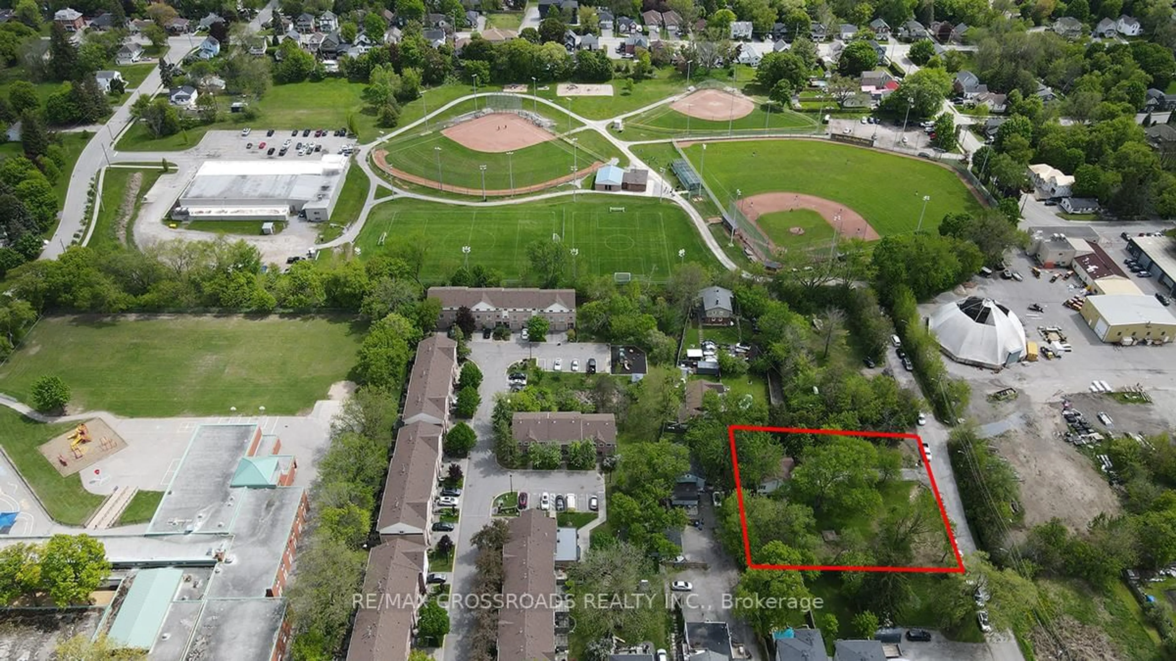 A pic from outside/outdoor area/front of a property/back of a property/a pic from drone, street for 175 Mary St, Newmarket Ontario L3Y 3P9