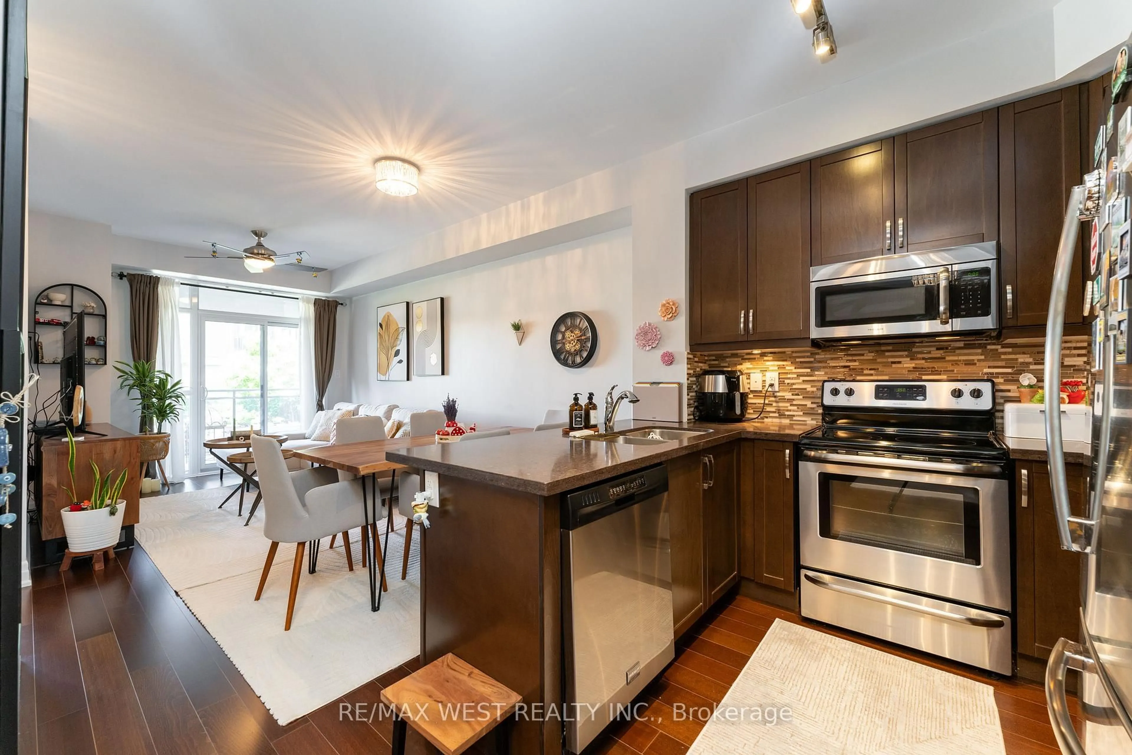 Open concept kitchen, unknown for 111 Civic Square Gate #230, Aurora Ontario L4G 0S6