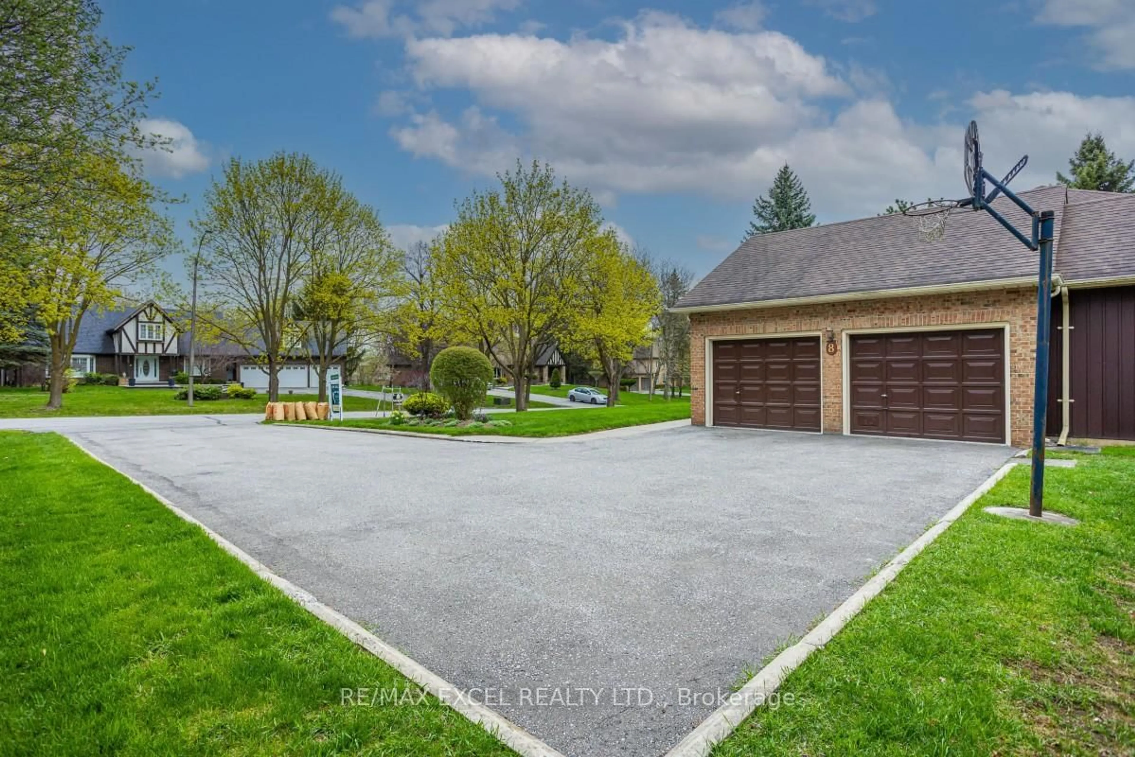 A pic from outside/outdoor area/front of a property/back of a property/a pic from drone, street for 8 Boyd Crt, Markham Ontario L6C 1A6