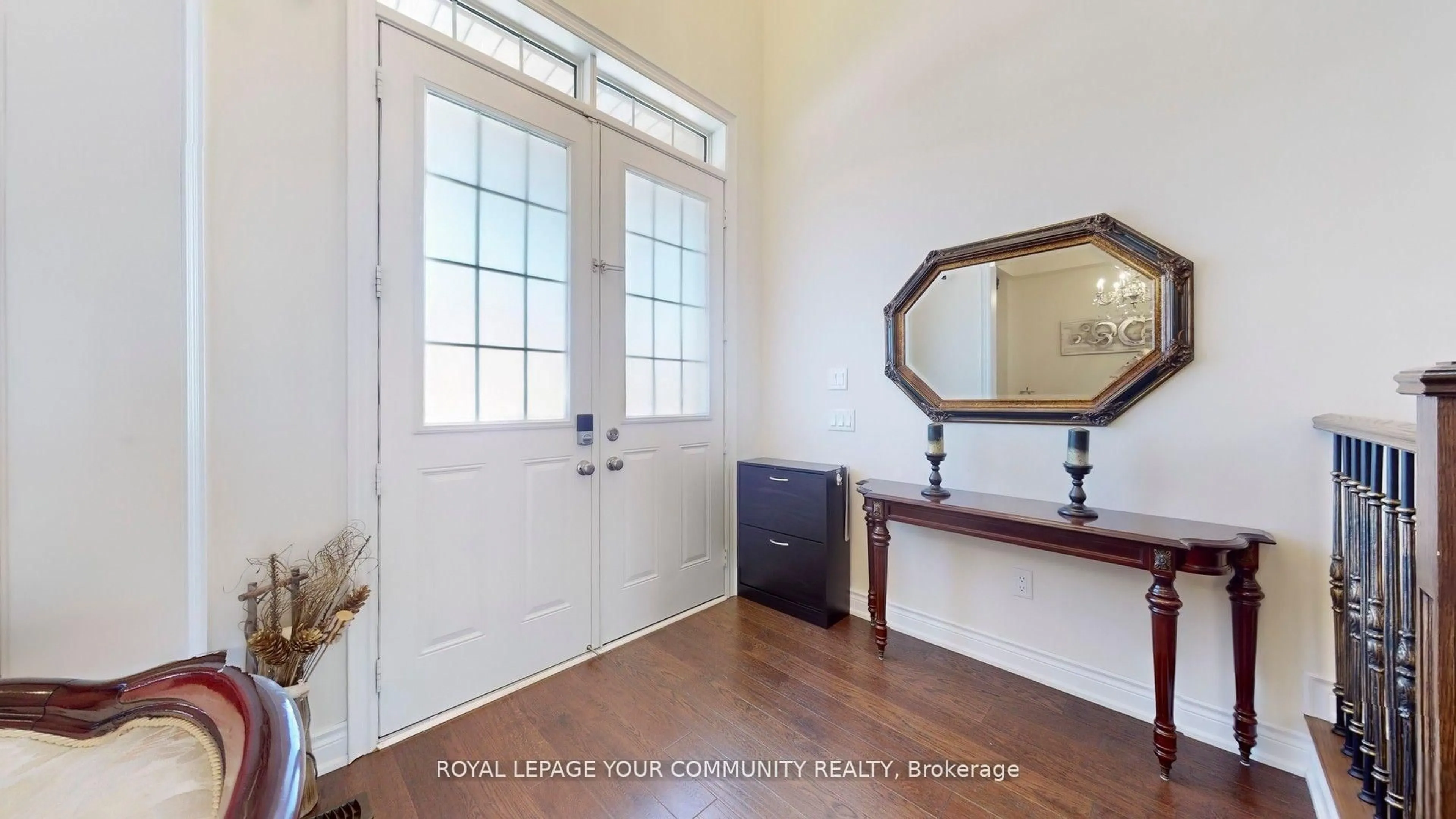 Indoor entryway for 561 Clifford Perry Pl, Newmarket Ontario L3X 0J2