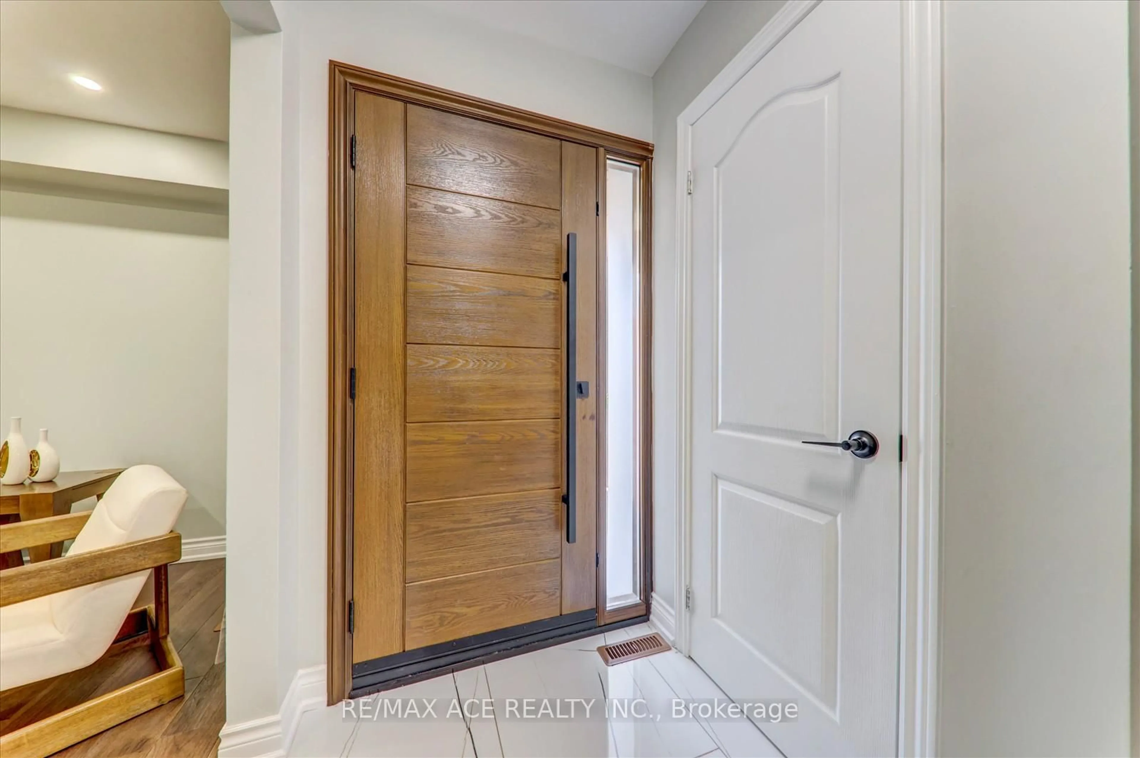 Indoor entryway for 174 Anthony Lane, Vaughan Ontario L4K 3K6