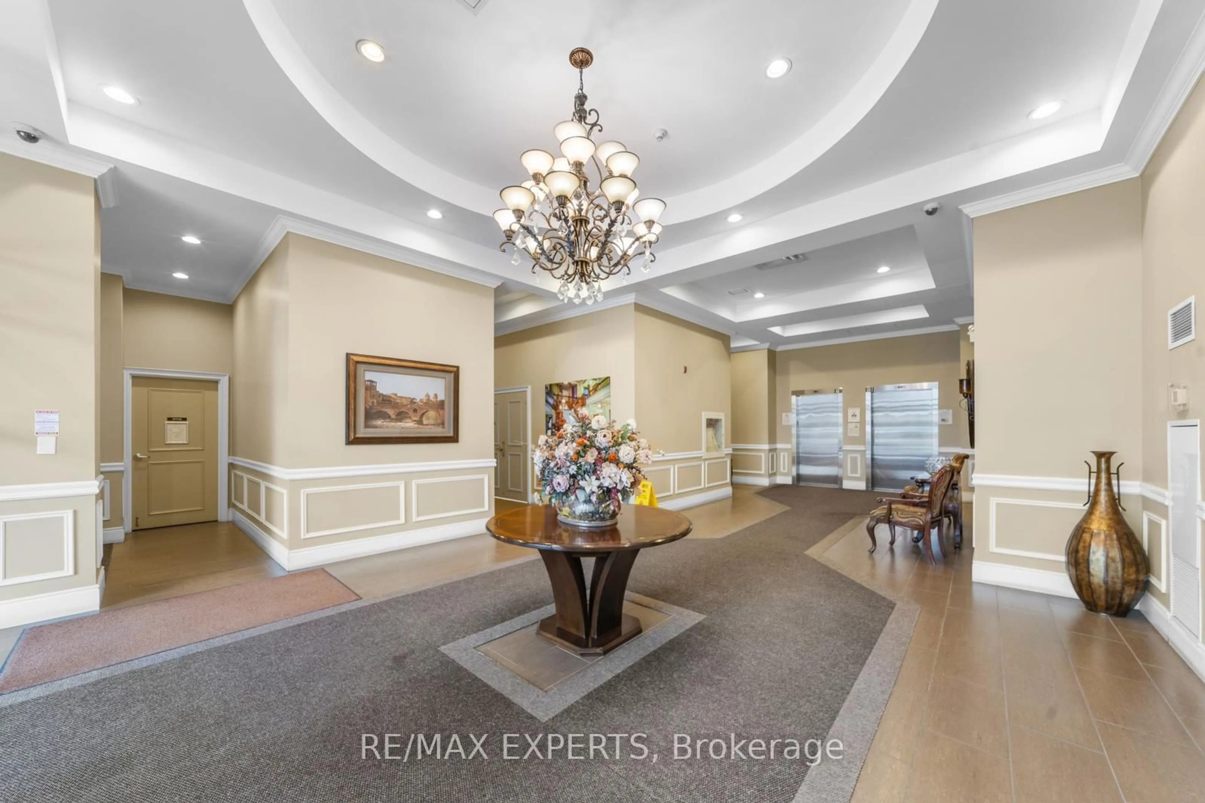Indoor foyer for 10211 Keele St #105, Vaughan Ontario L6A 4R7