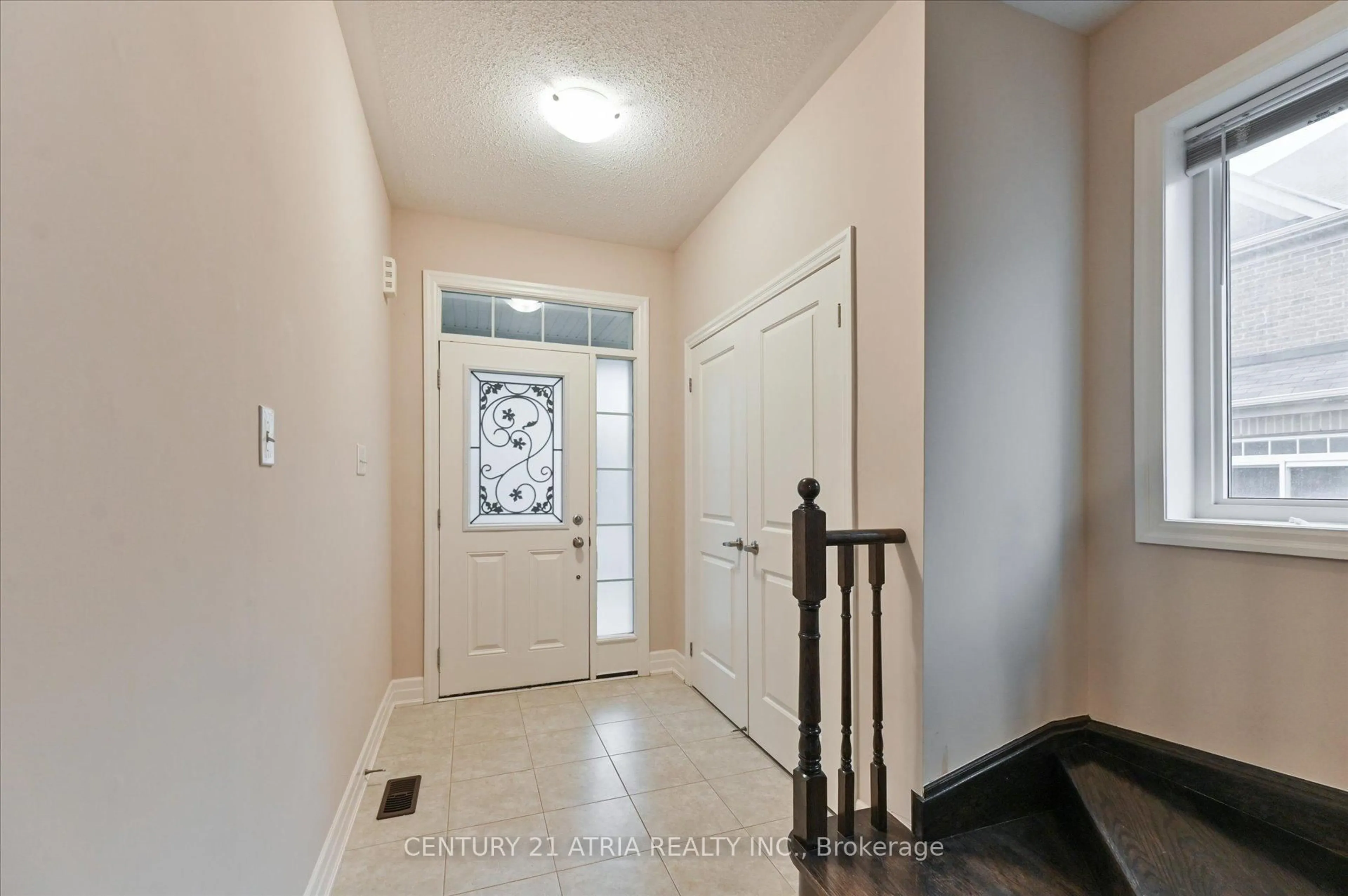 Indoor entryway for 31 Fred Mason St, Georgina Ontario L4P 0B2