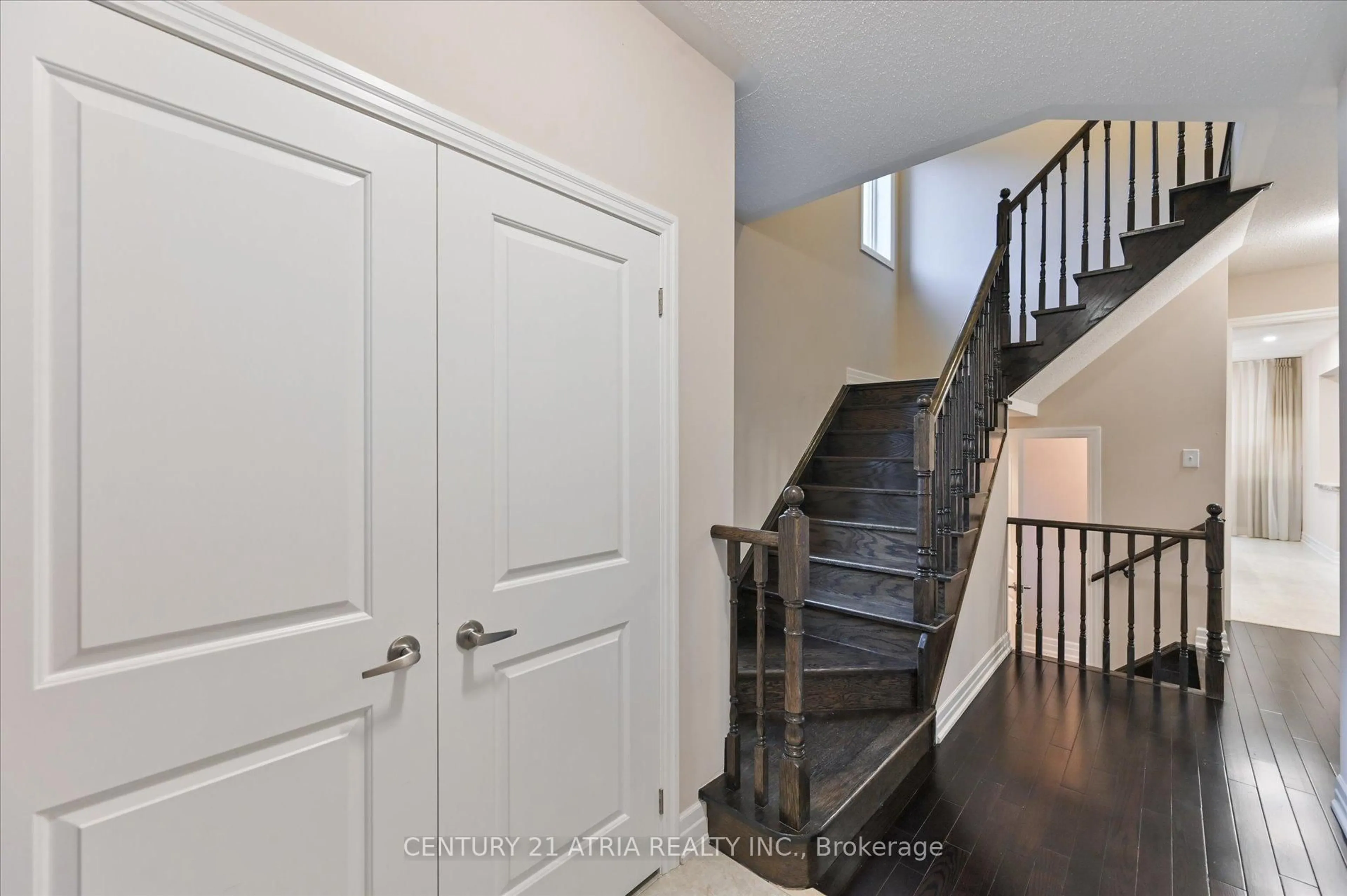 Indoor entryway for 31 Fred Mason St, Georgina Ontario L4P 0B2