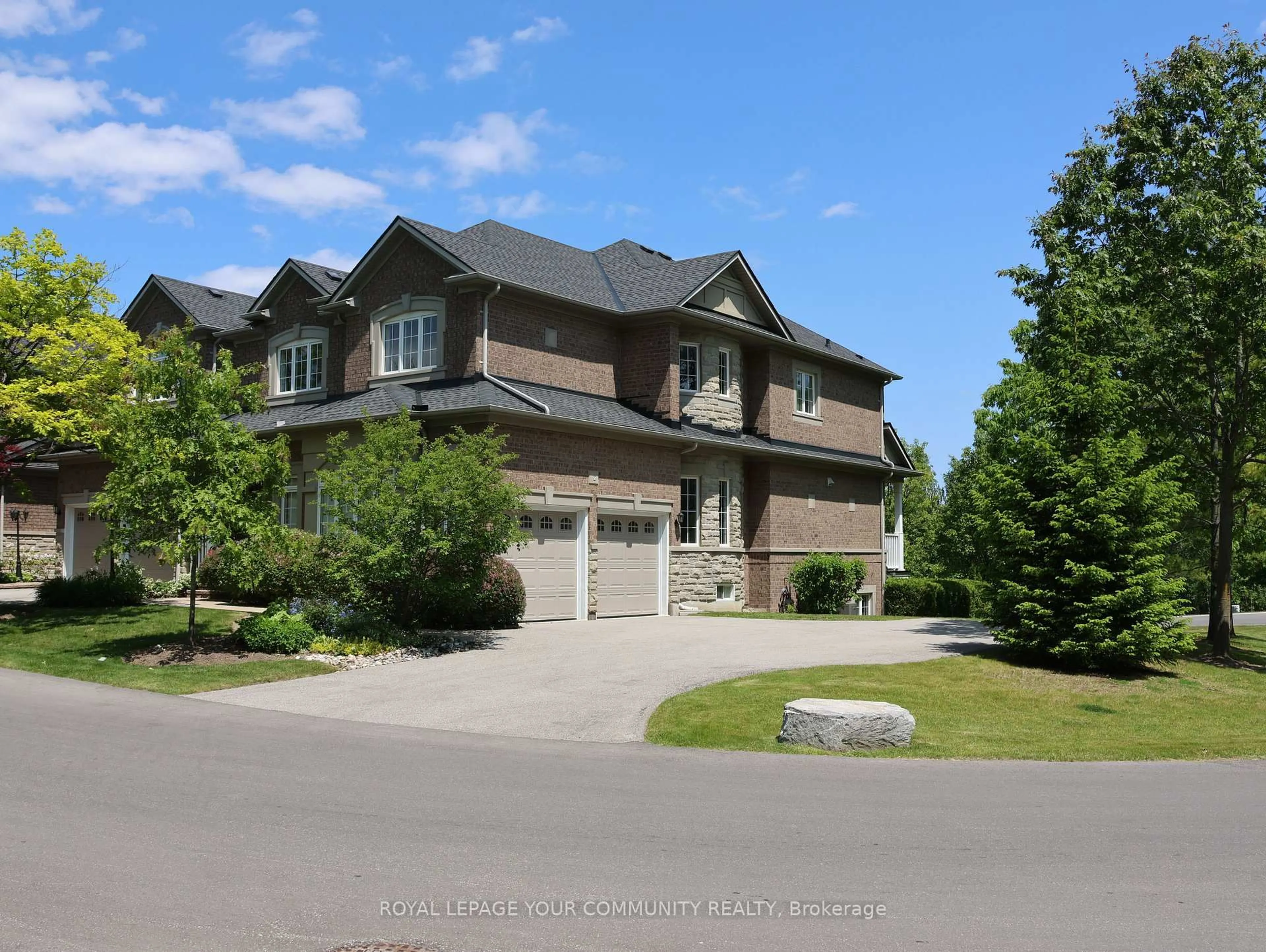 Home with brick exterior material, street for 2 Stonecliffe Cres, Aurora Ontario L4G 7Z7