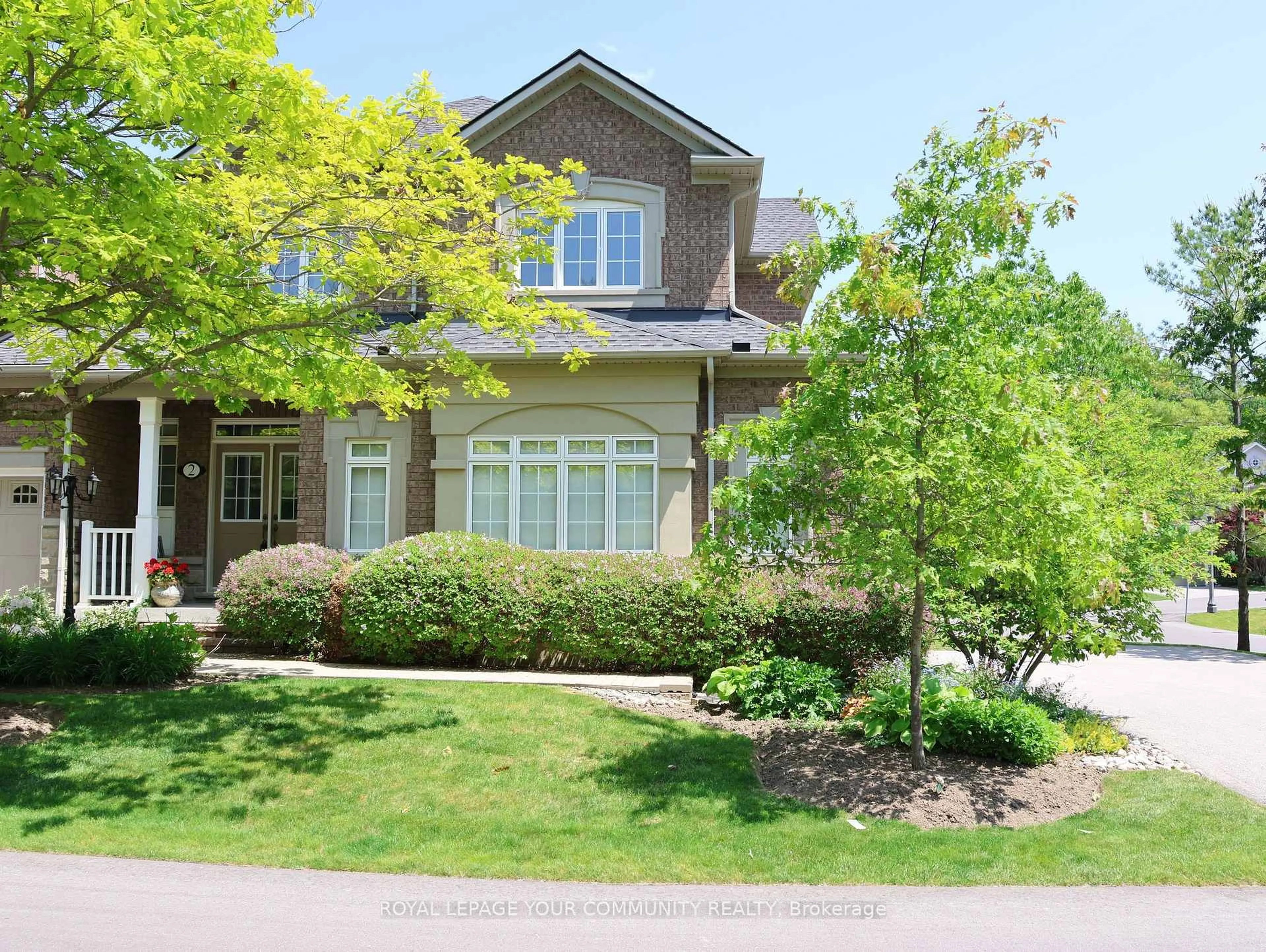 Home with brick exterior material, street for 2 Stonecliffe Cres, Aurora Ontario L4G 7Z7