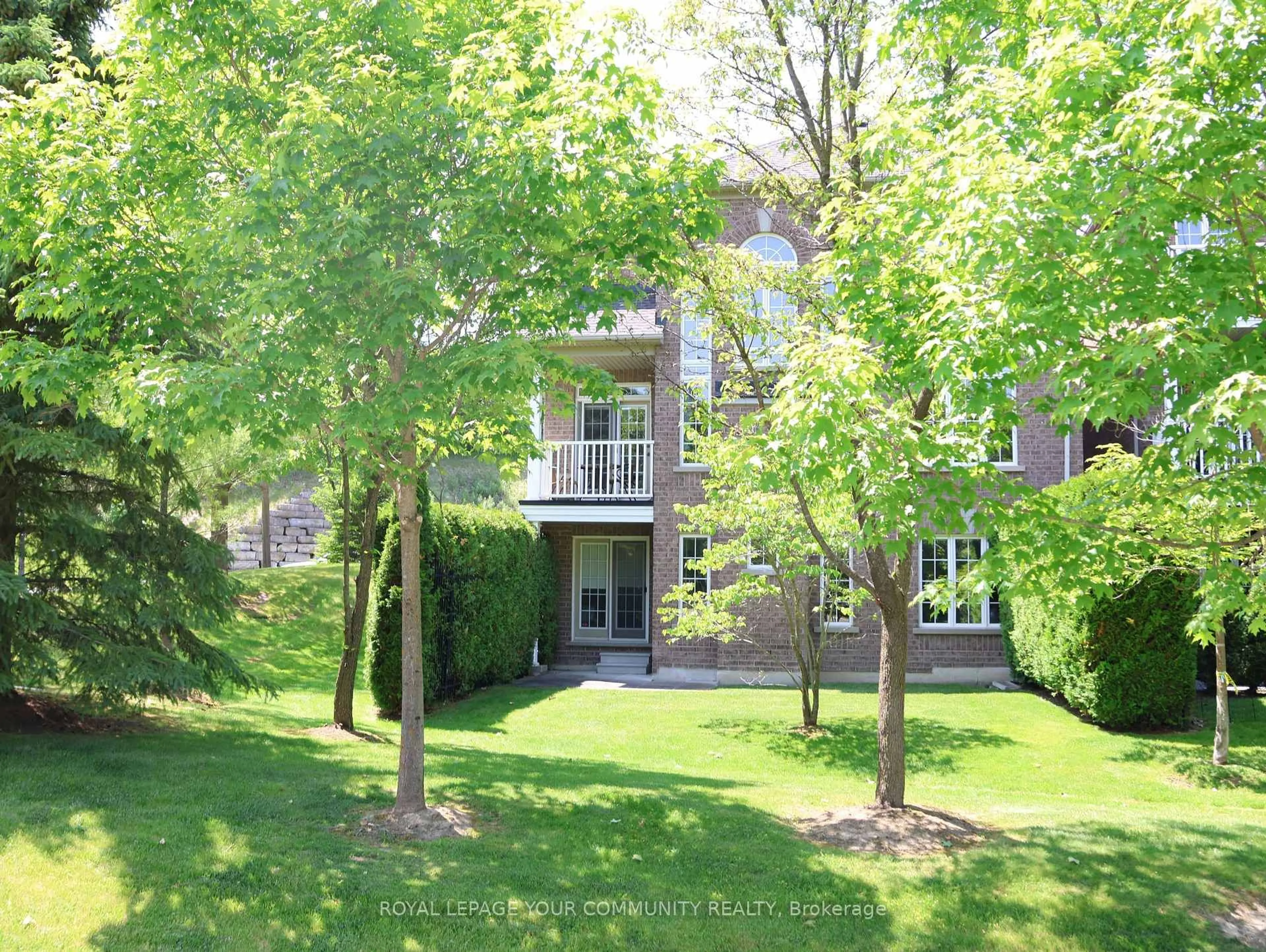 A pic from outside/outdoor area/front of a property/back of a property/a pic from drone, unknown for 2 Stonecliffe Cres, Aurora Ontario L4G 7Z7