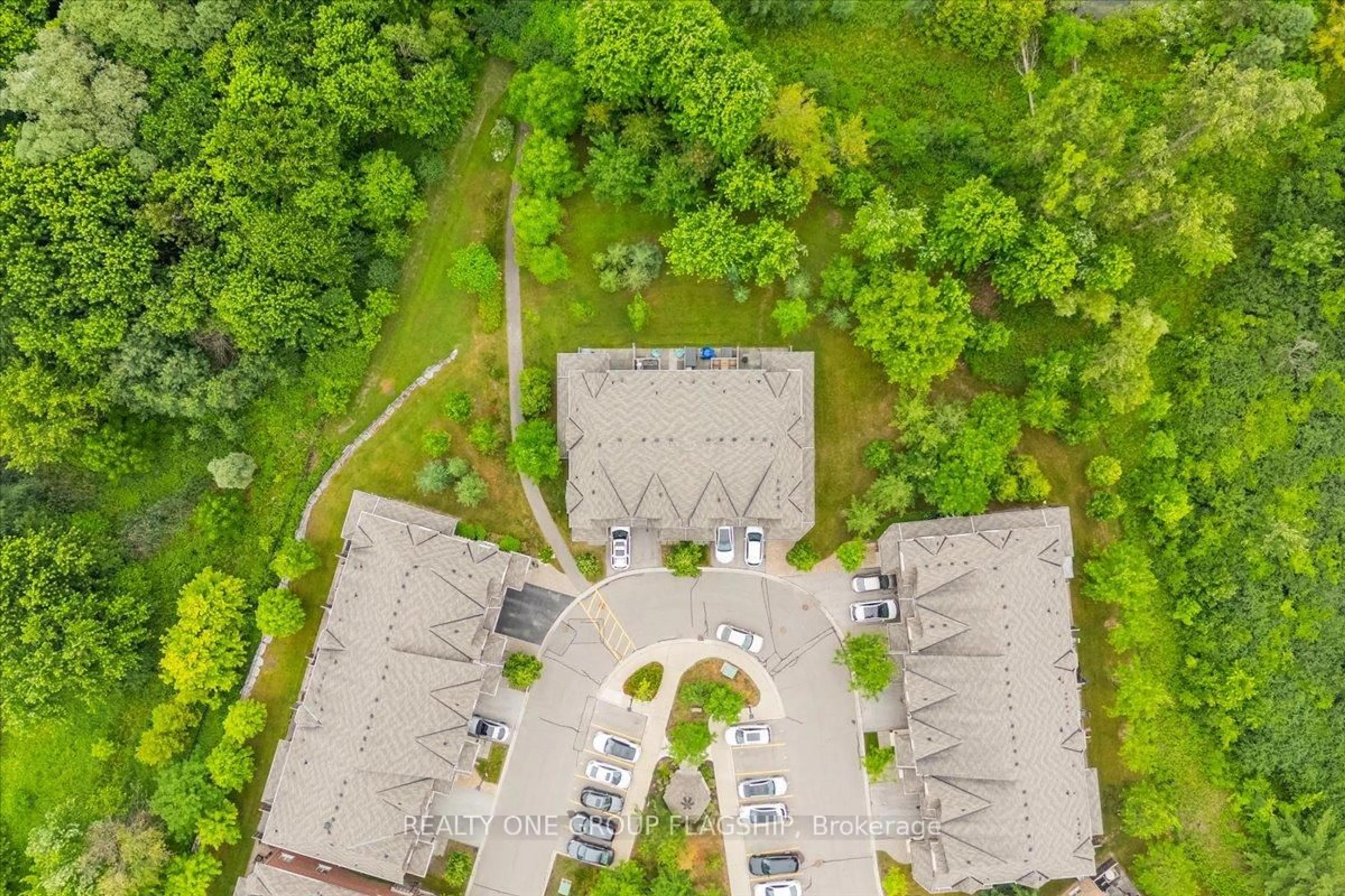 A pic from outside/outdoor area/front of a property/back of a property/a pic from drone, unknown for 692 Wendy Culbert Cres, Newmarket Ontario L3X 0A4