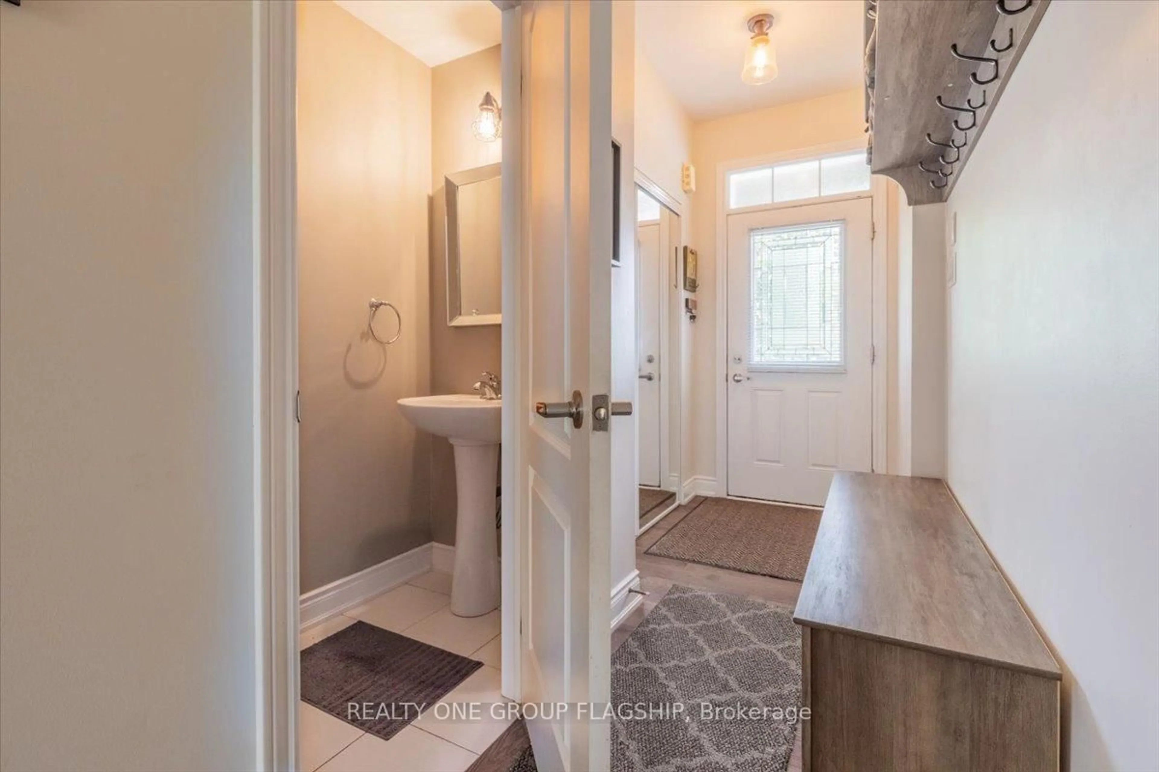 Indoor entryway for 692 Wendy Culbert Cres, Newmarket Ontario L3X 0A4