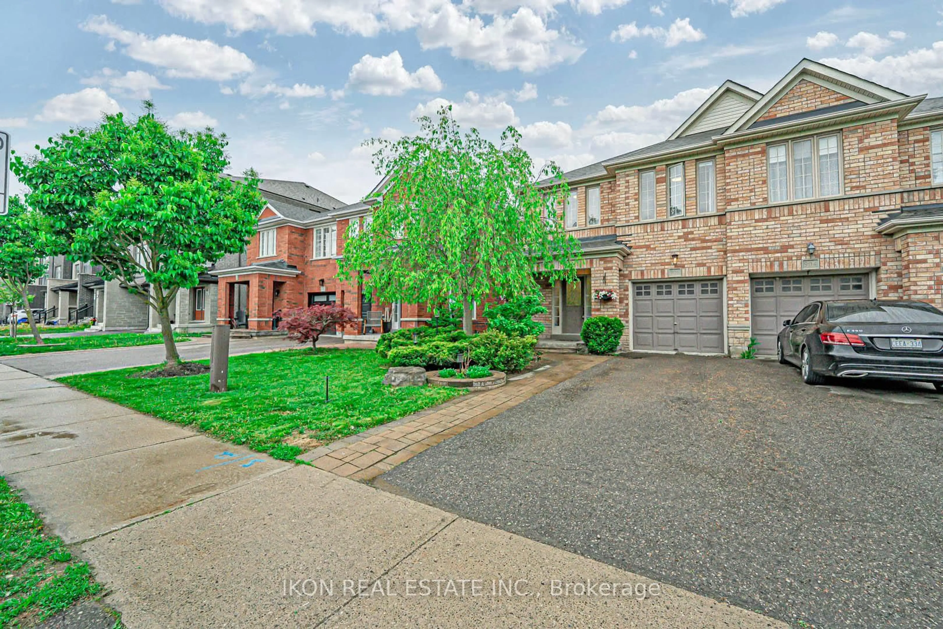 A pic from outside/outdoor area/front of a property/back of a property/a pic from drone, street for 906 Isaac Phillips Way, Newmarket Ontario L3X 2Y8
